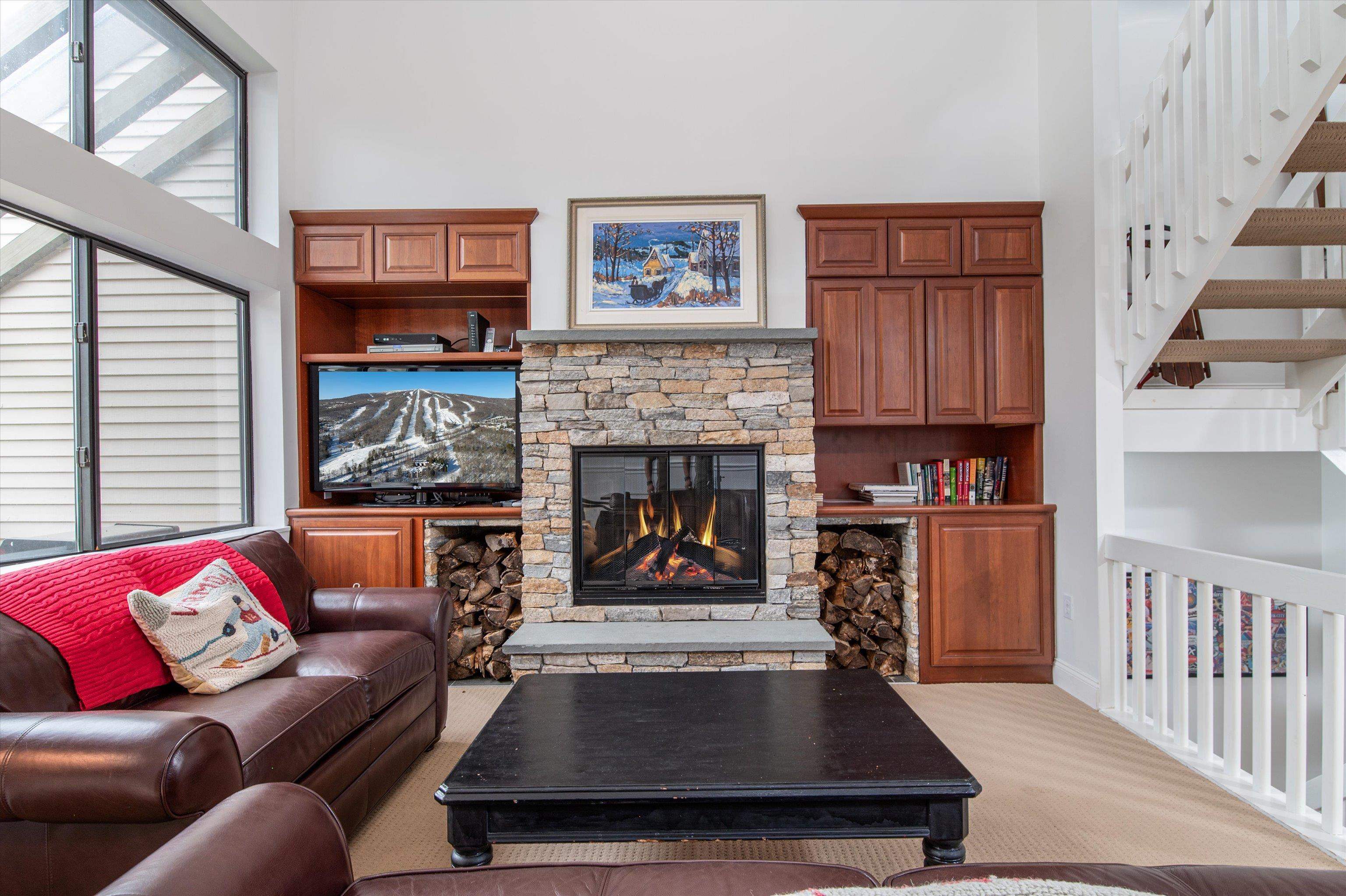 Light and Bright Tri-Level Townhome 23678501