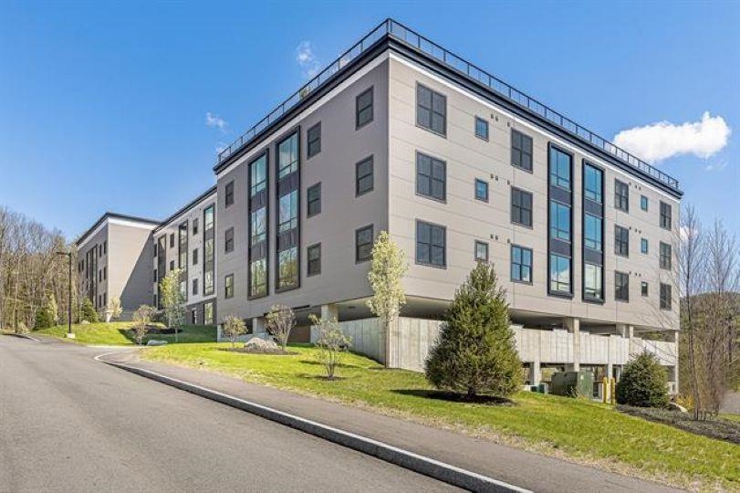 Lebanon NH Condo for sale $395,000 $478 per sq.ft.
