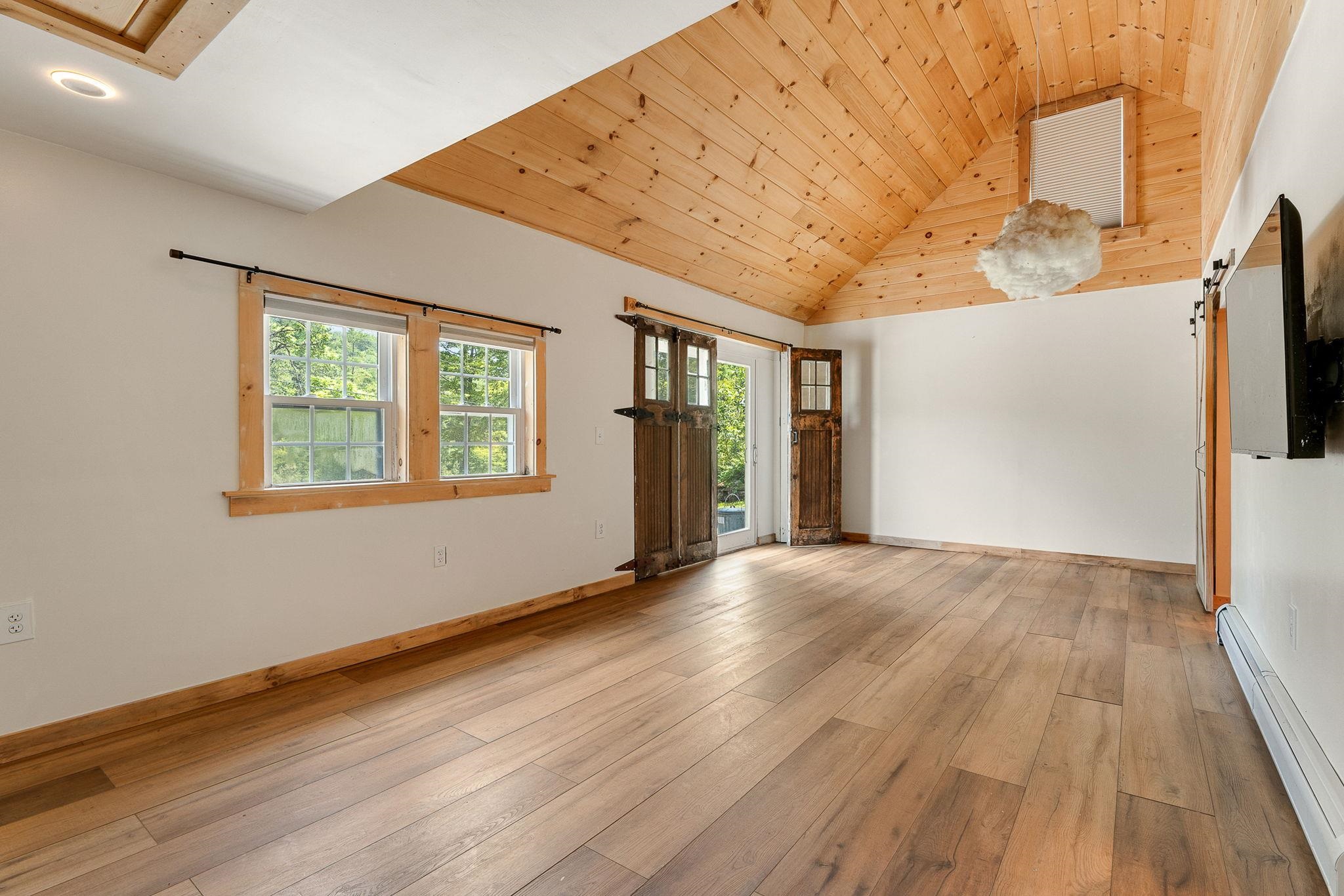 An additional main-level primary en-suite with a walk-in closet and private bath. 23714454