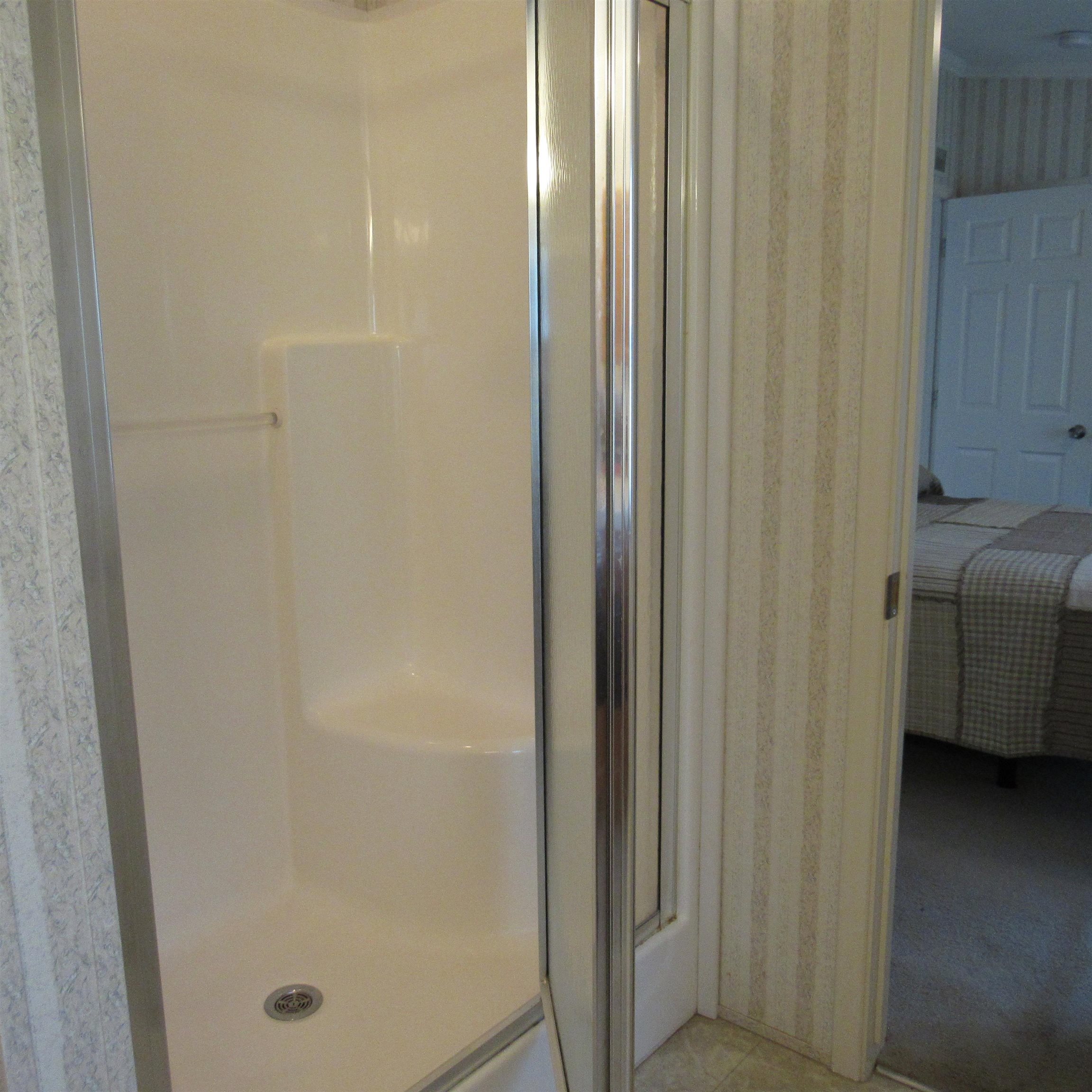 Bedroom suite sit down shower 23772600