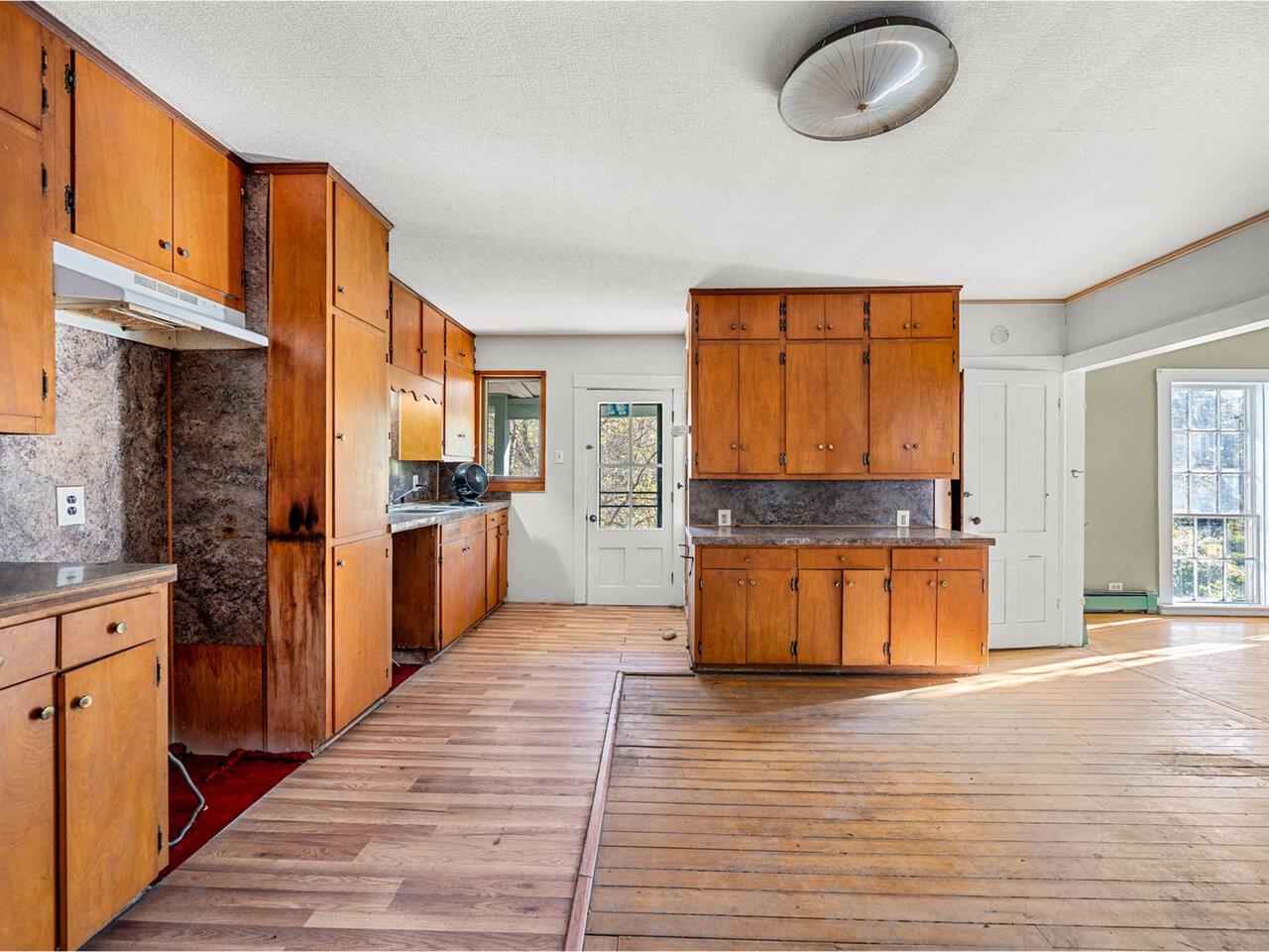 Large Eat-in Kitchen