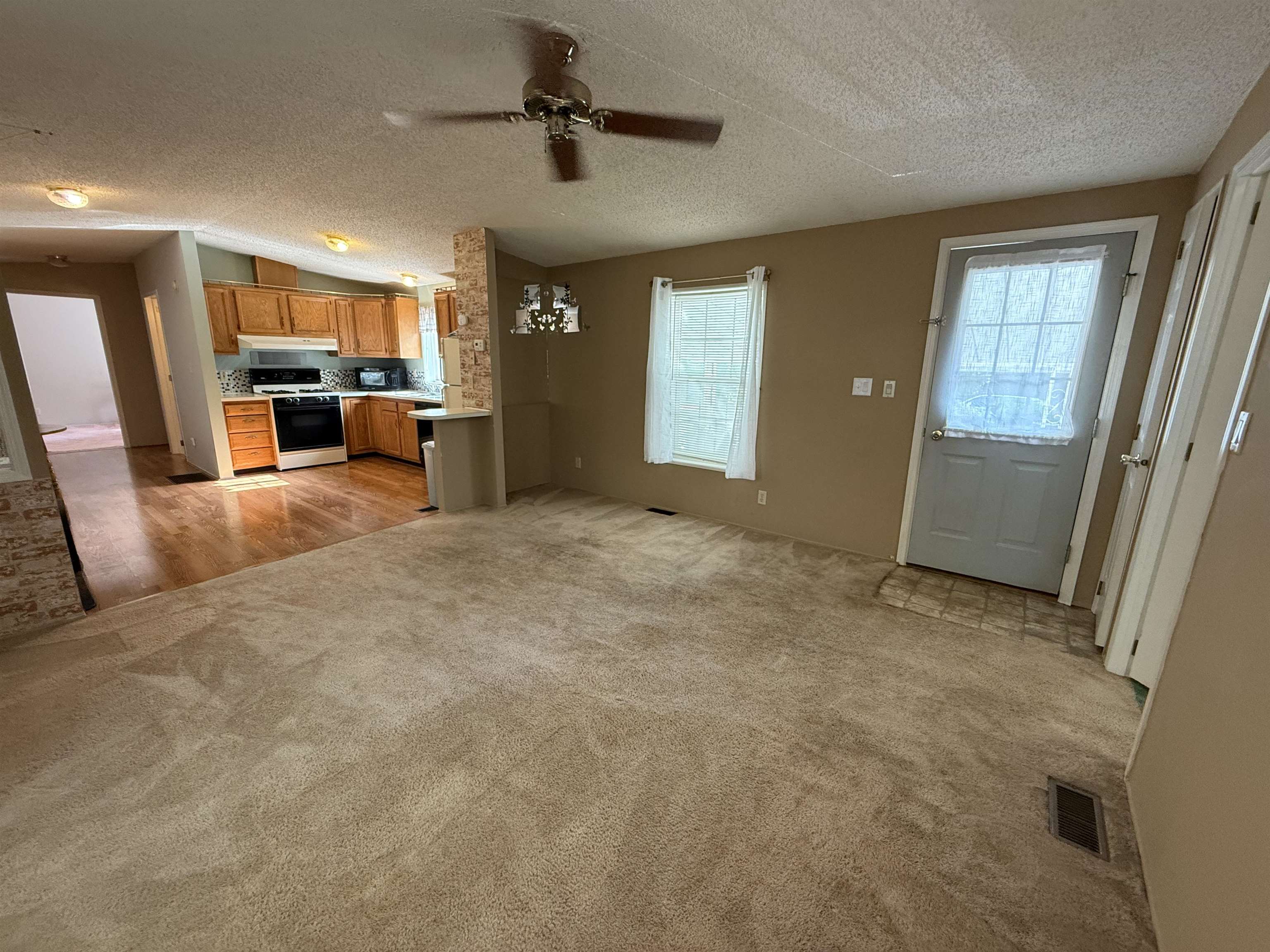 Homes for sale in Exeter, NH | 101 Robinhood Dr, Exeter, NH 03833 | MLS# 5056072