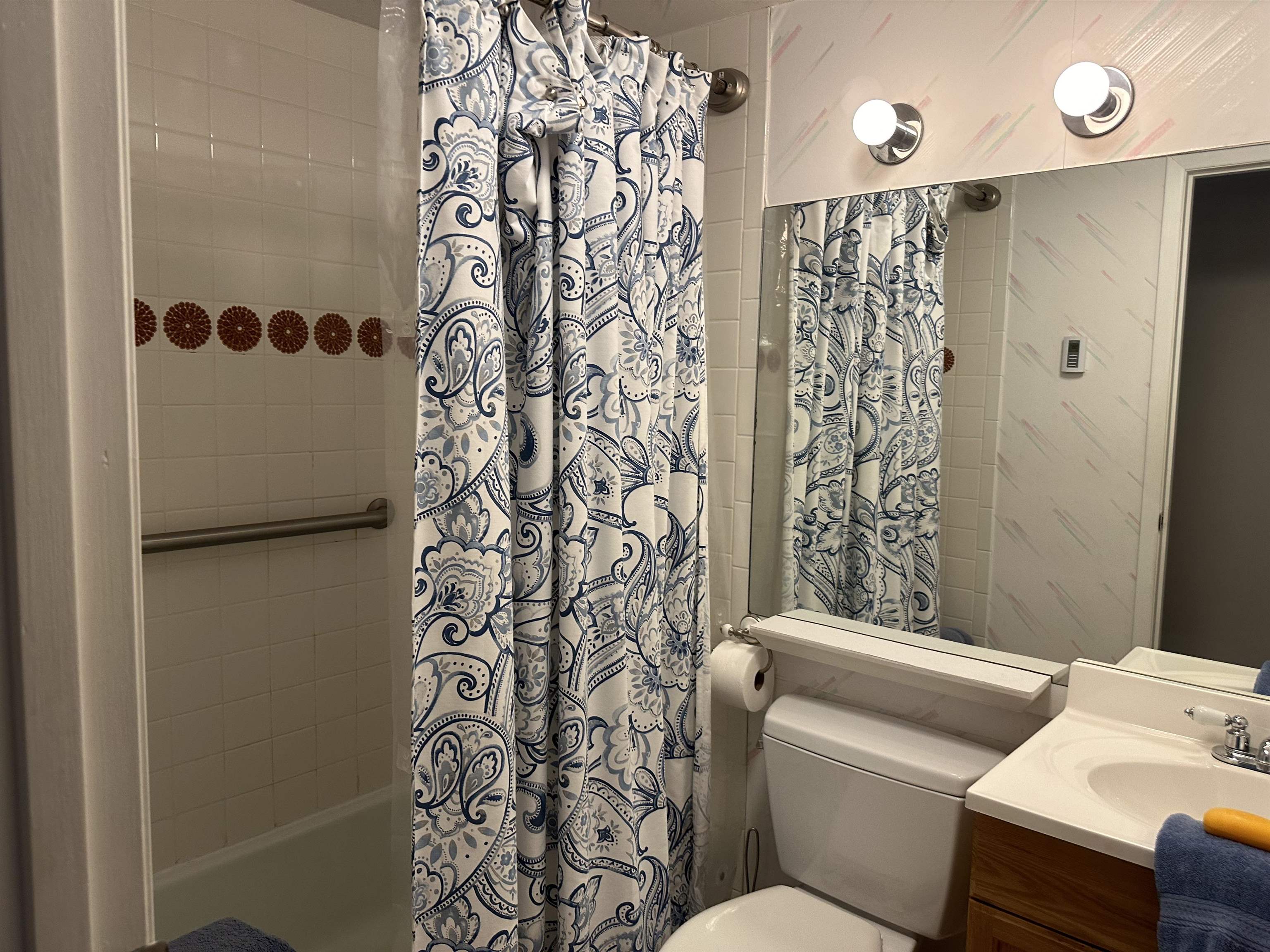 2nd full bath in hall between bedrooms 2and 3