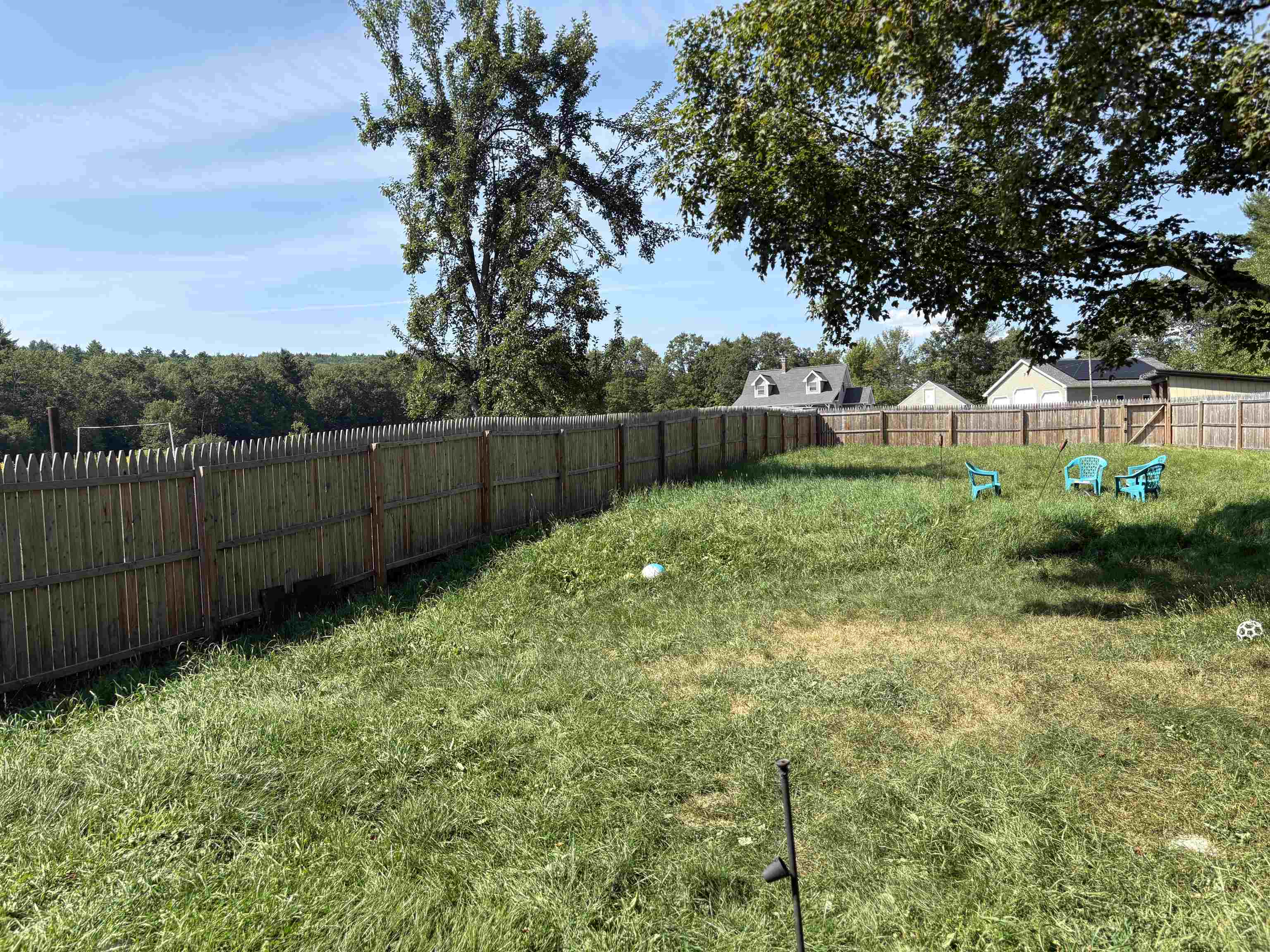 Large Fenced Backyard/With Fire Pit 23866270
