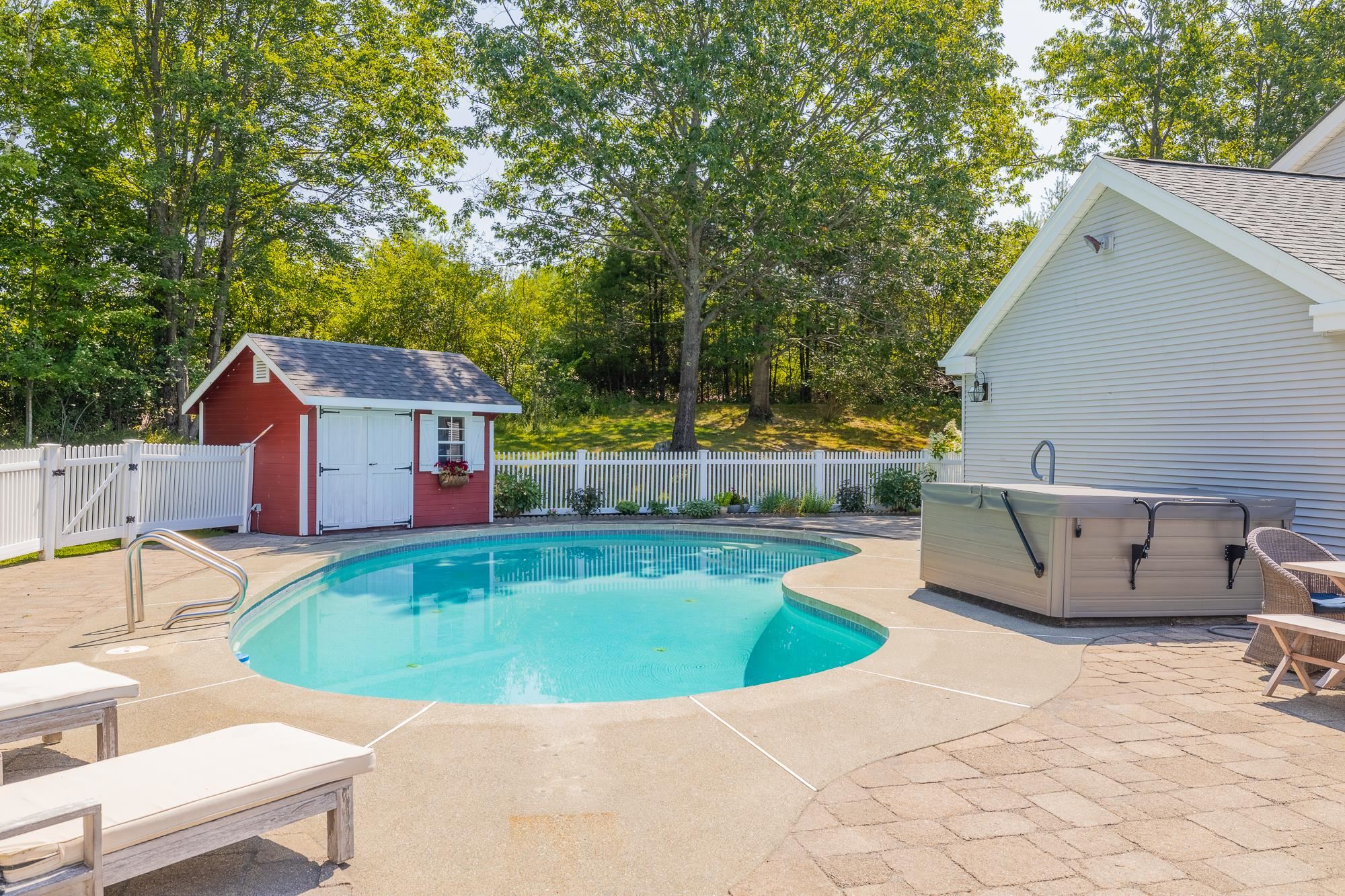 Pretty in ground pool