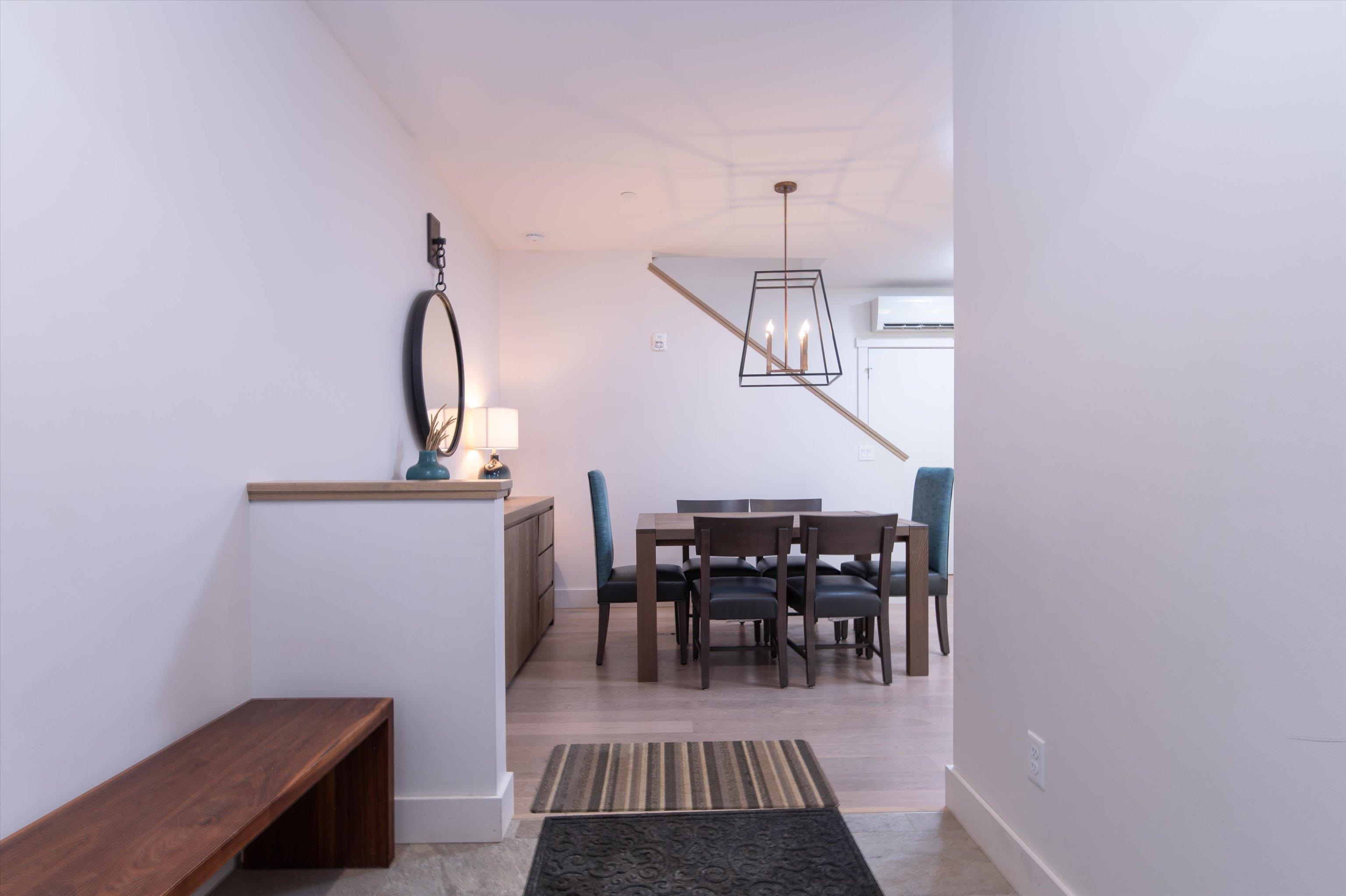 Entry with Bench. 23894318