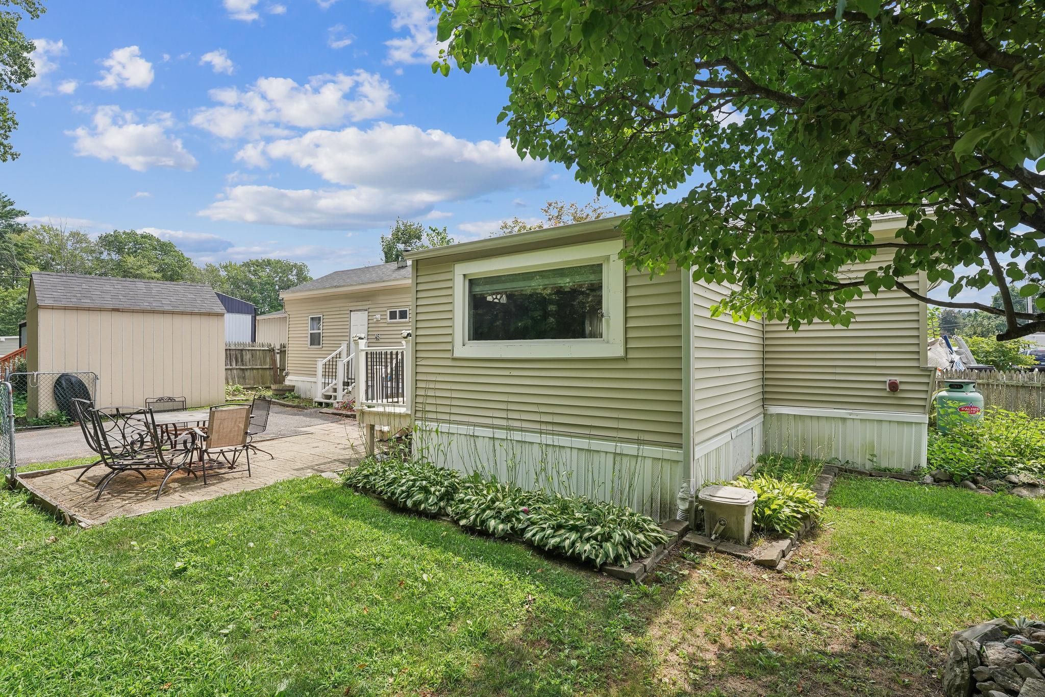 75 S Polcy St, Salem, NH 03079