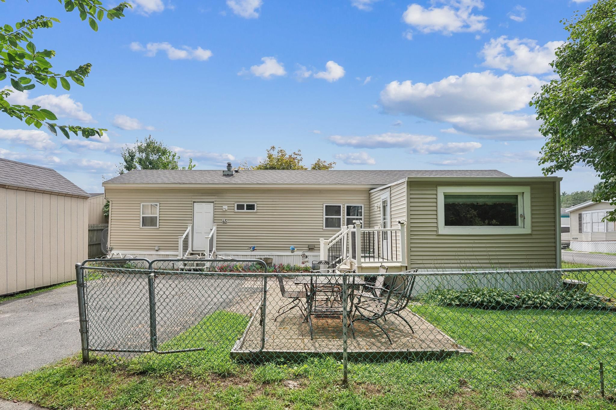 75 S Polcy St, Salem, NH 03079