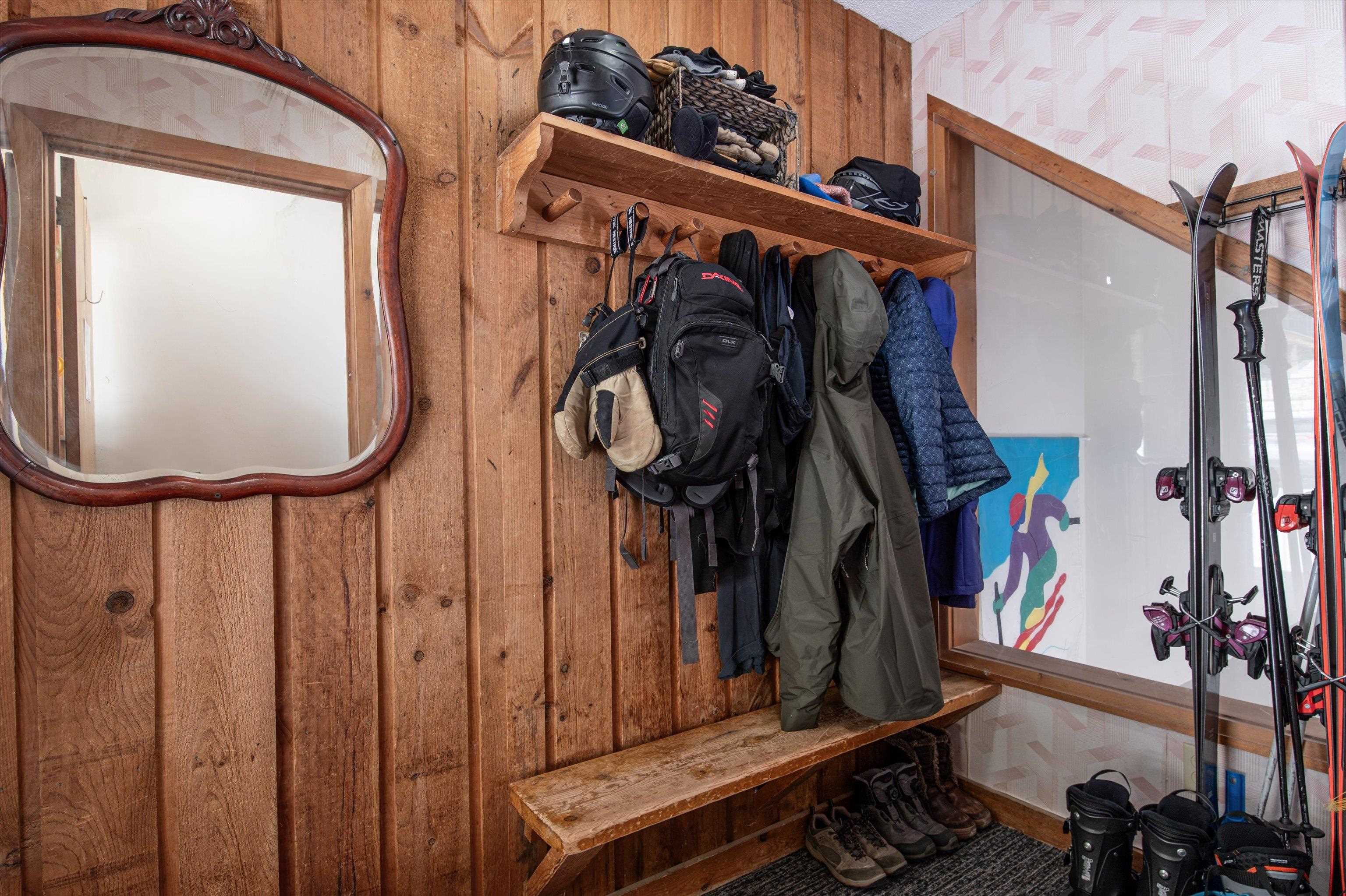 Front entry mudroom 23907066