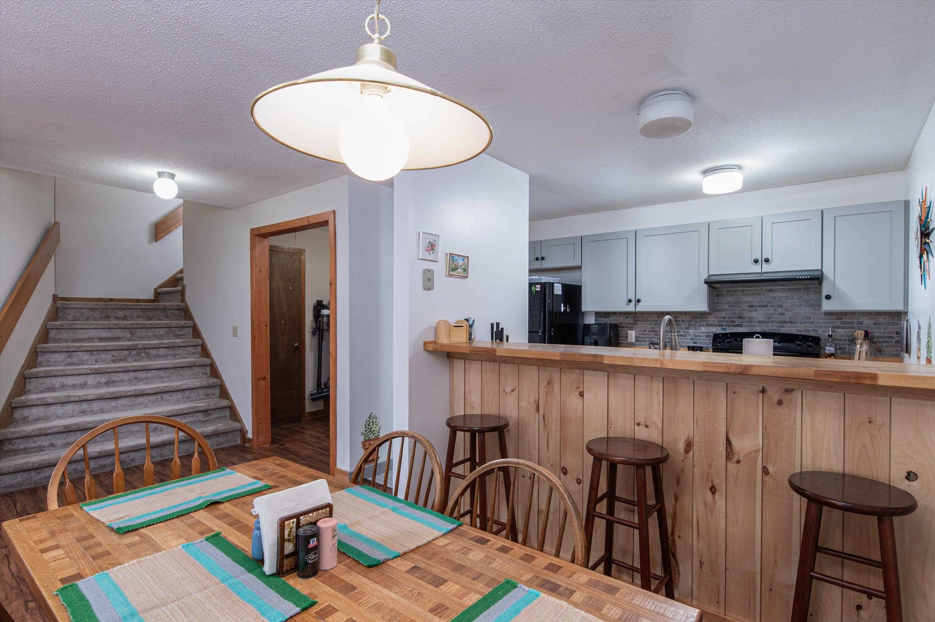 Note the wider staircase to/from the front entrance 23907009