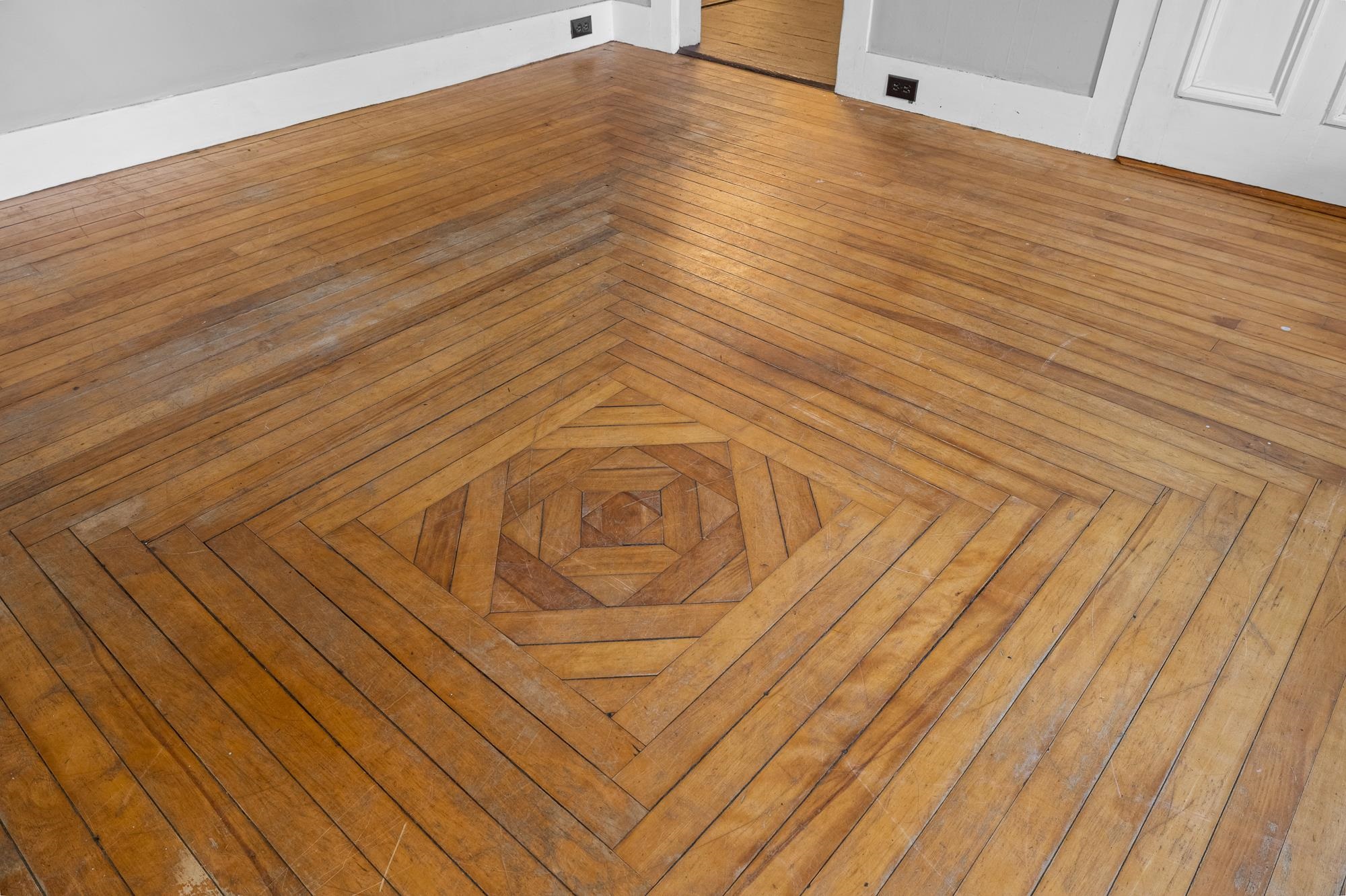 Floor detail in Dining Room 23944717