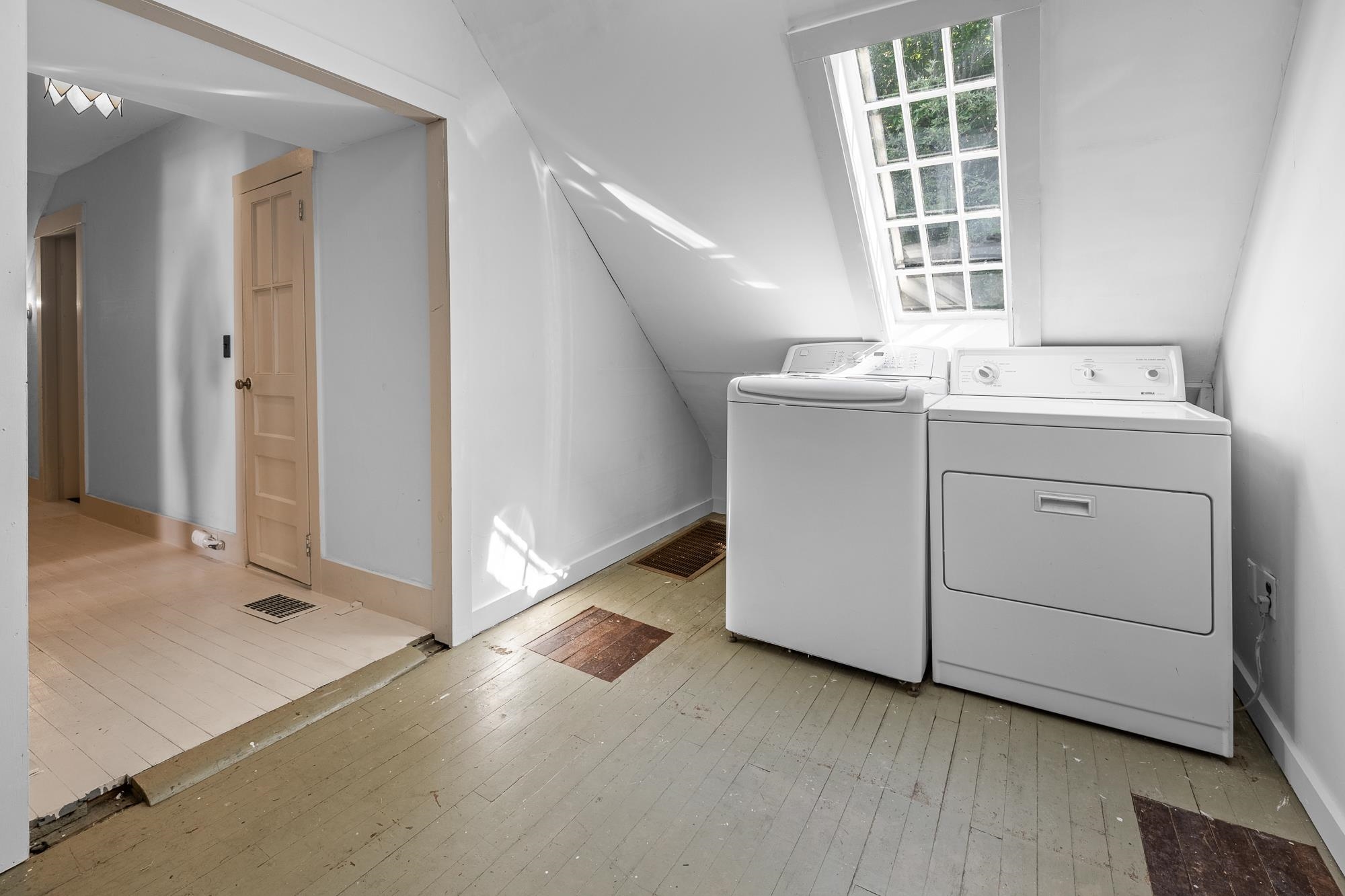 Laundry room 23944726