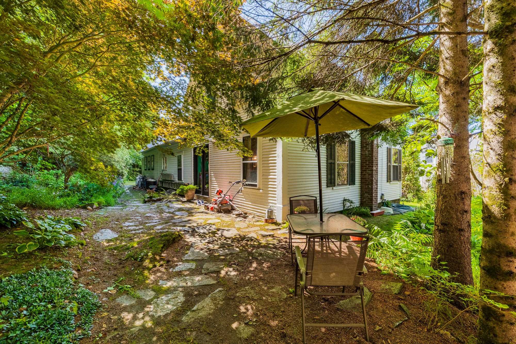 Shaded area with water feature 23944677