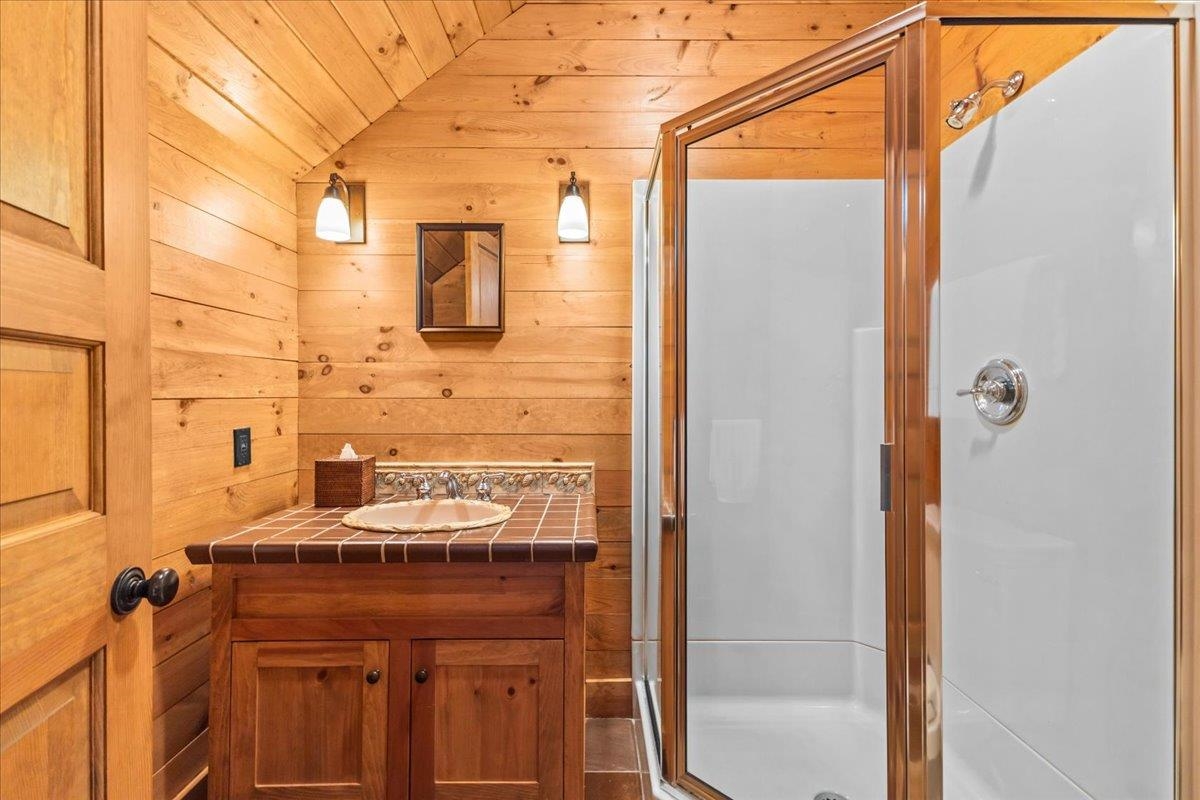 Apartment Bethroom Over Garage 23928927