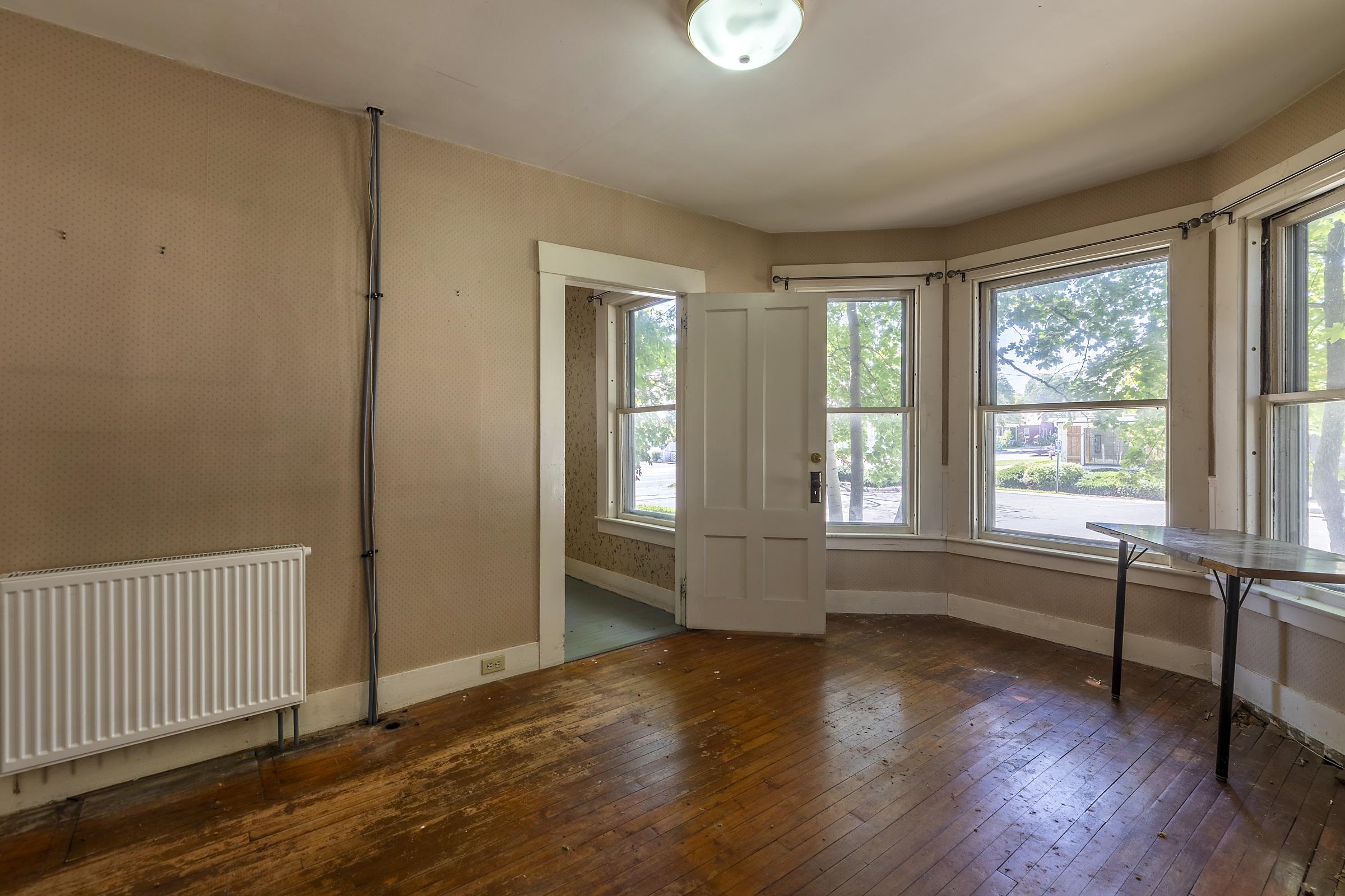 Frist floor office with bay windows