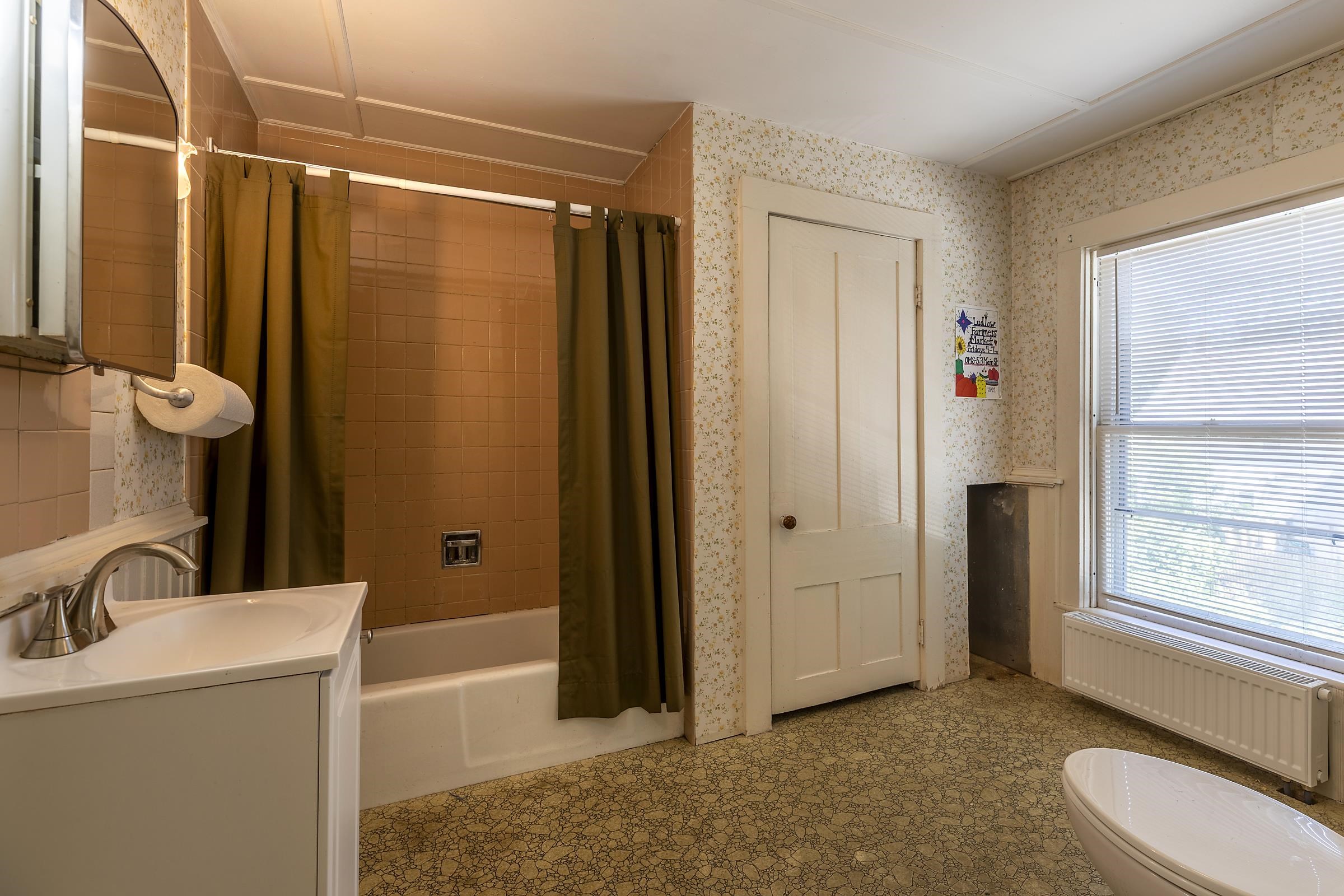 Second floor full bath