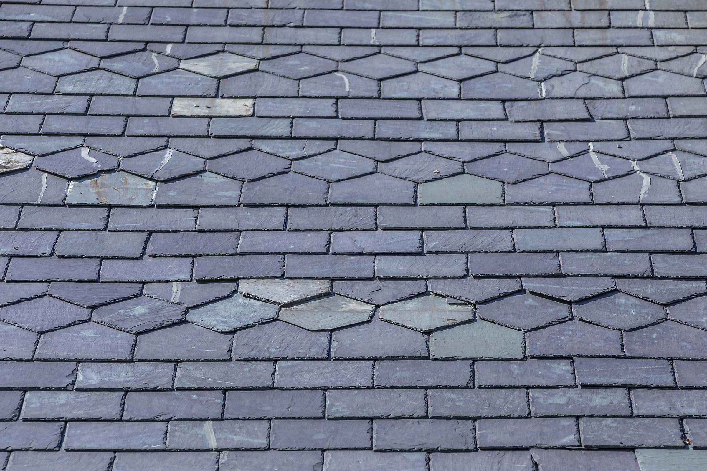 Slate roof with diamond patterned bands