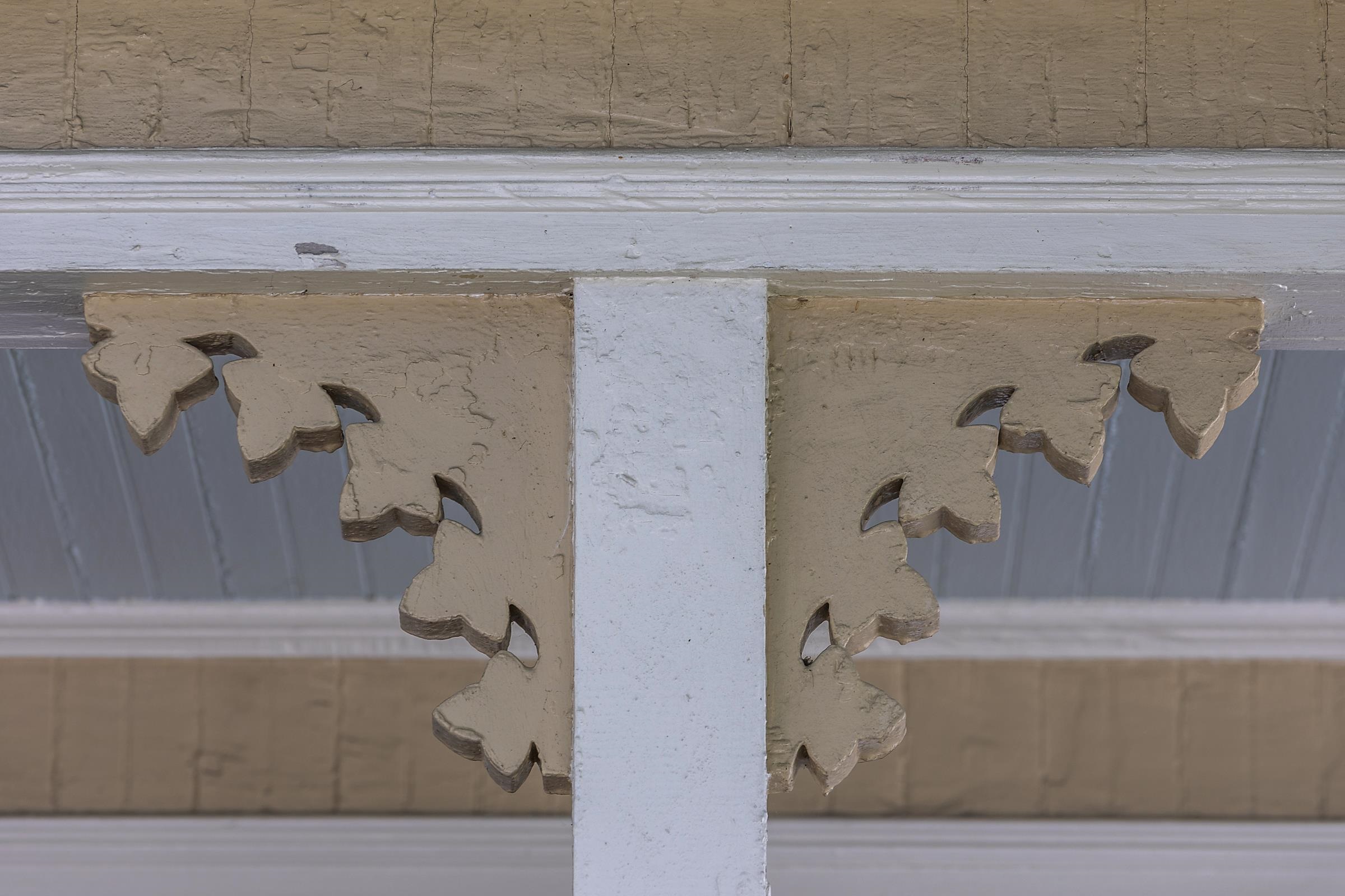 Bracketed turned posts