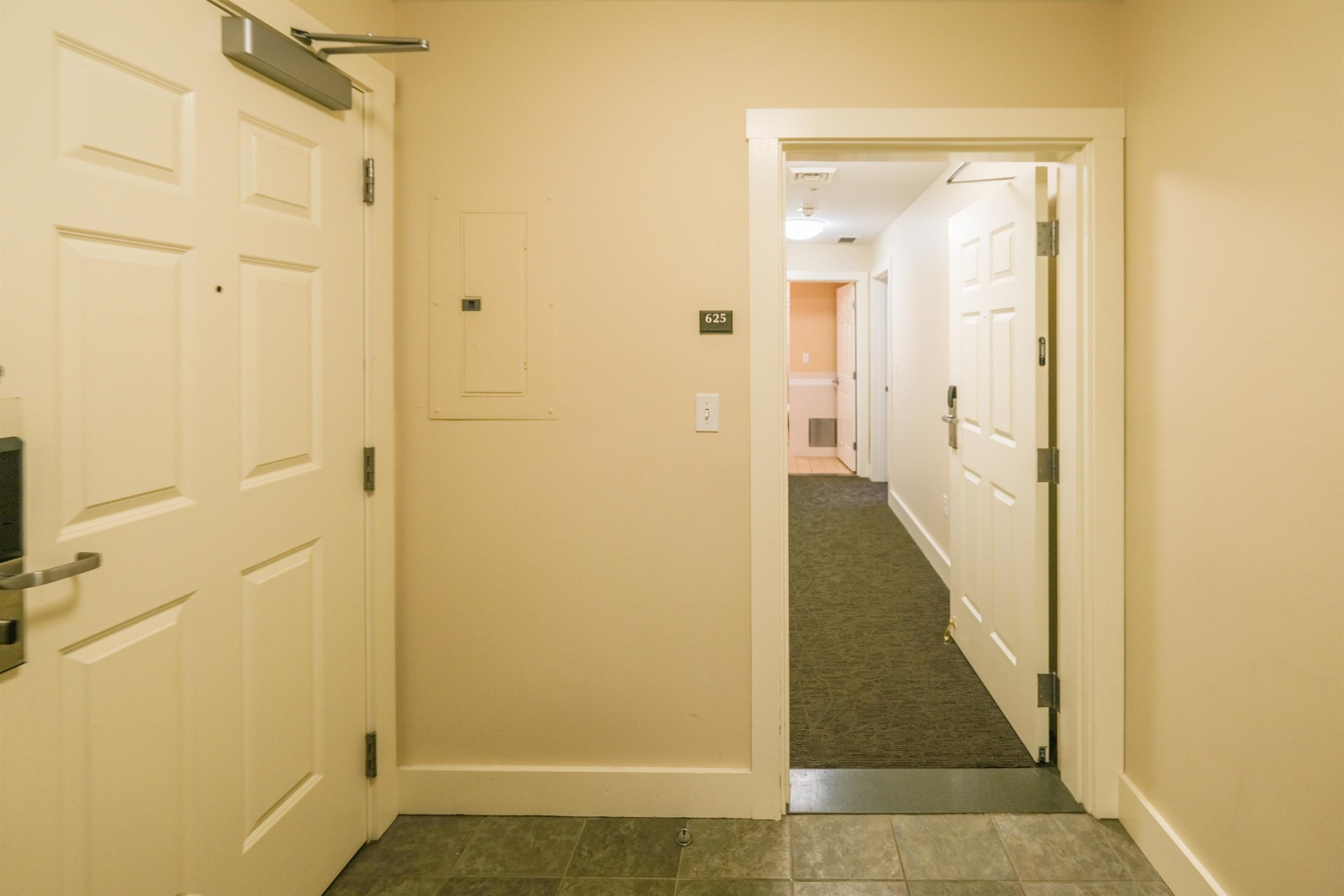 Foyer between rooms 23956343