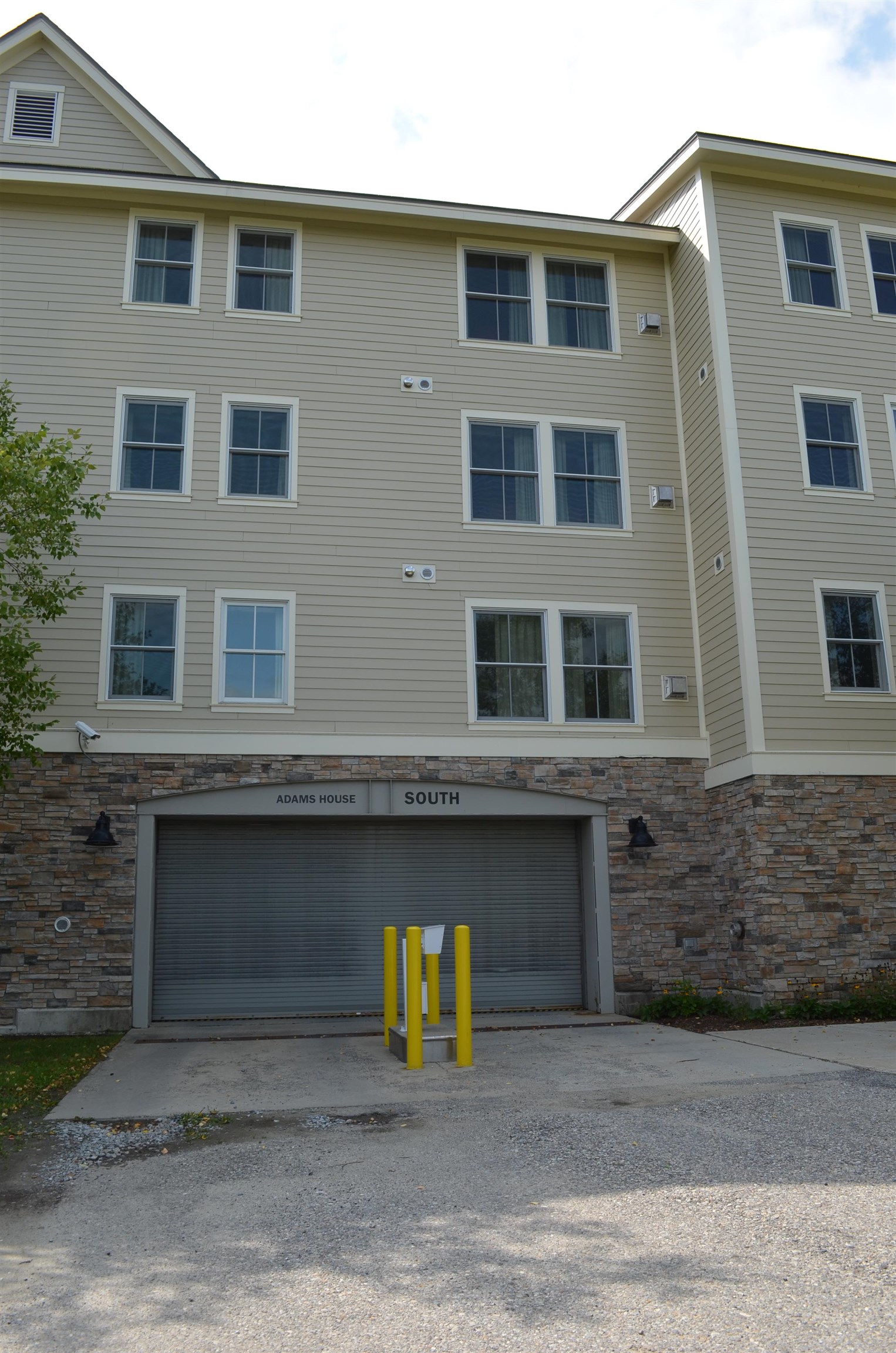 Underground parking entrance 23956482