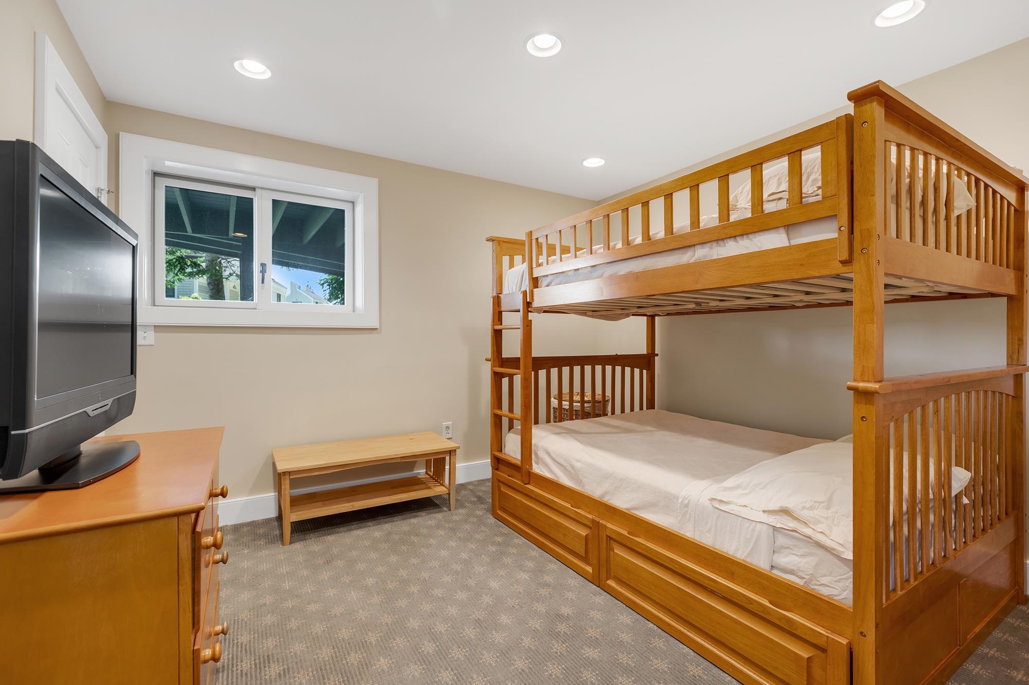 Bunkroom TWO 23919904