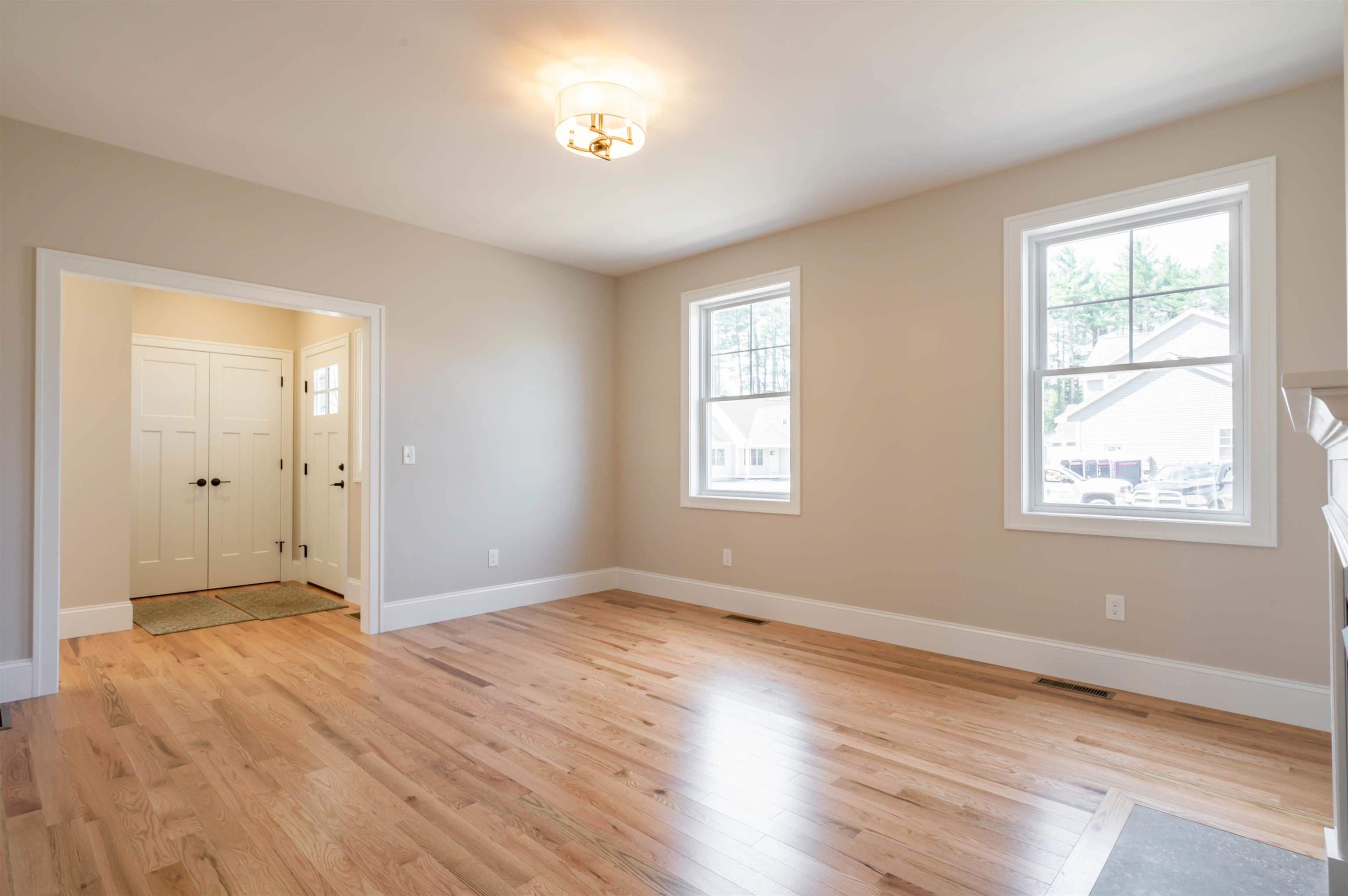 4 Hikers Ln, Nashua, NH 03062