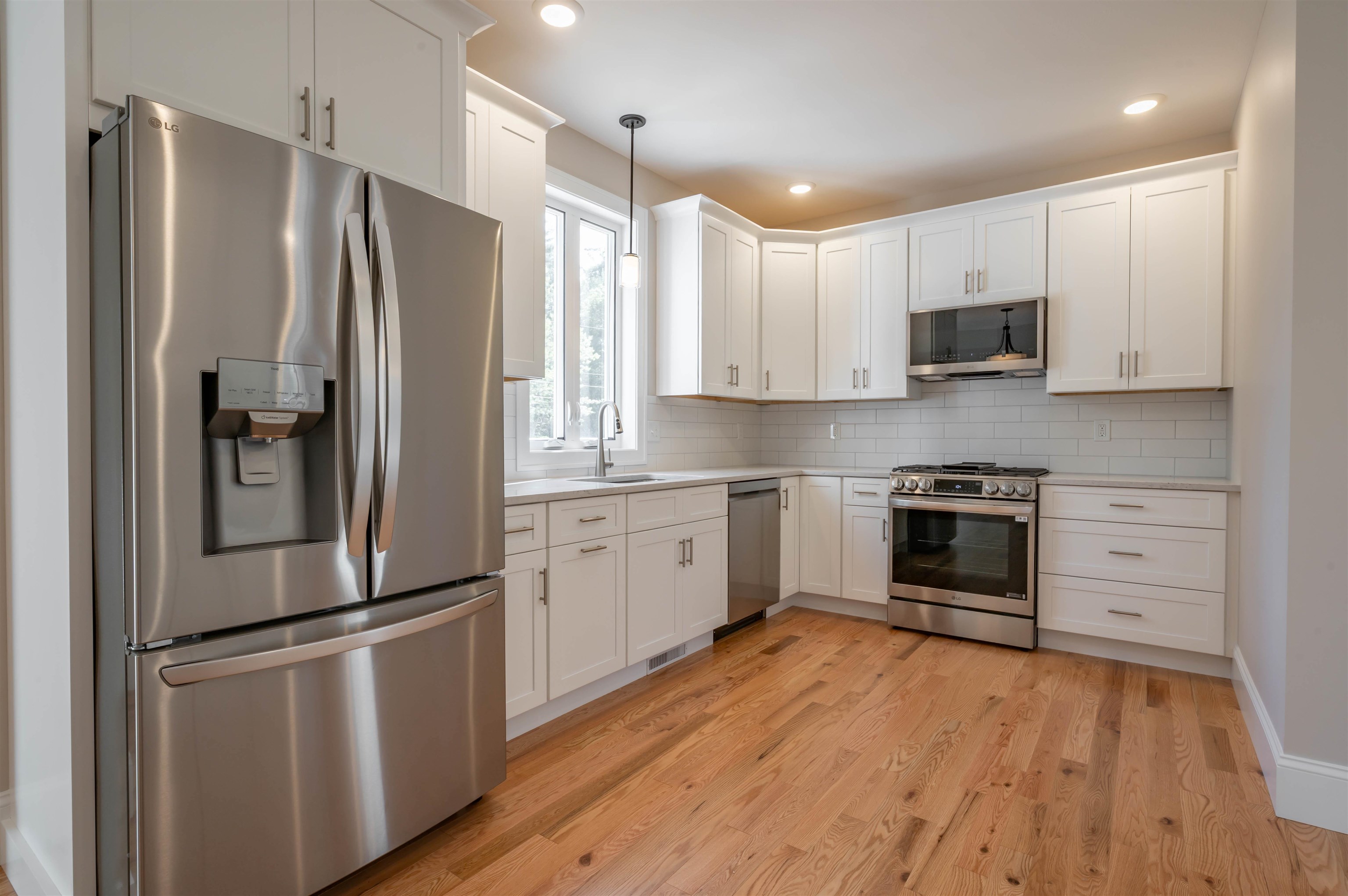 4 Hikers Ln, Nashua, NH 03062