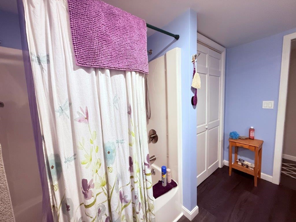 Linen Closet 24044056