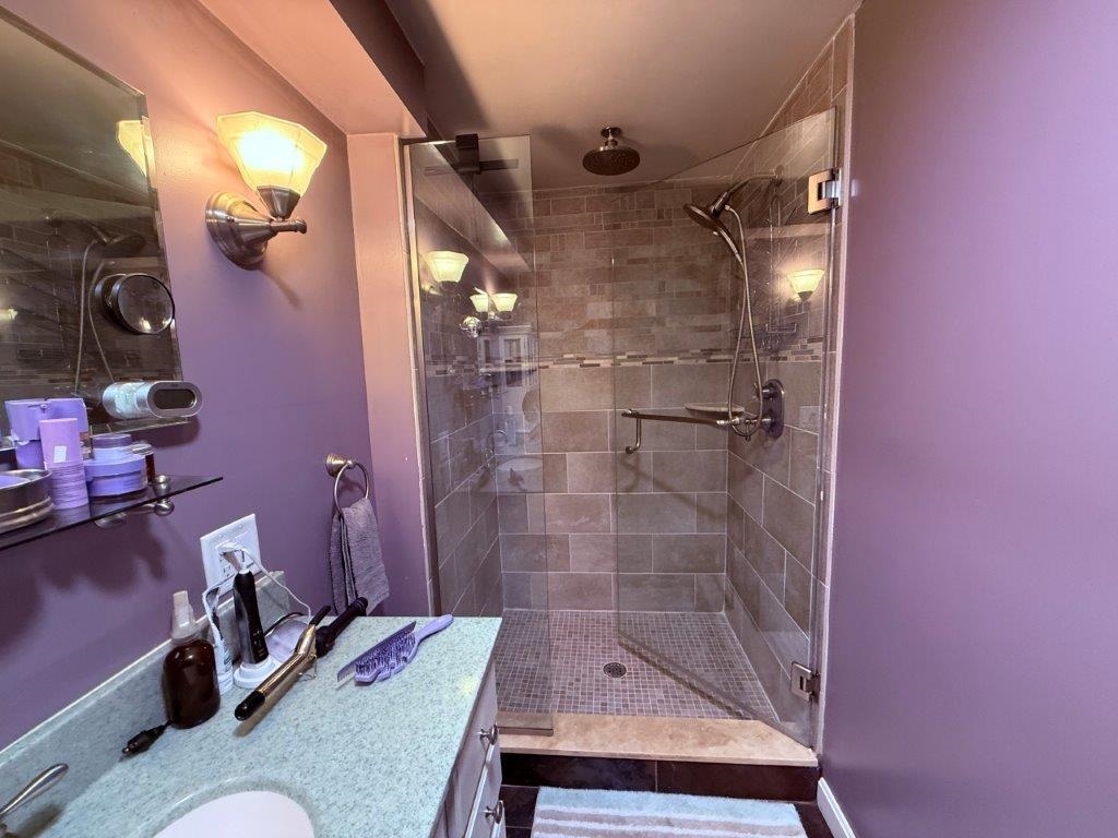 Tile Shower 24044020