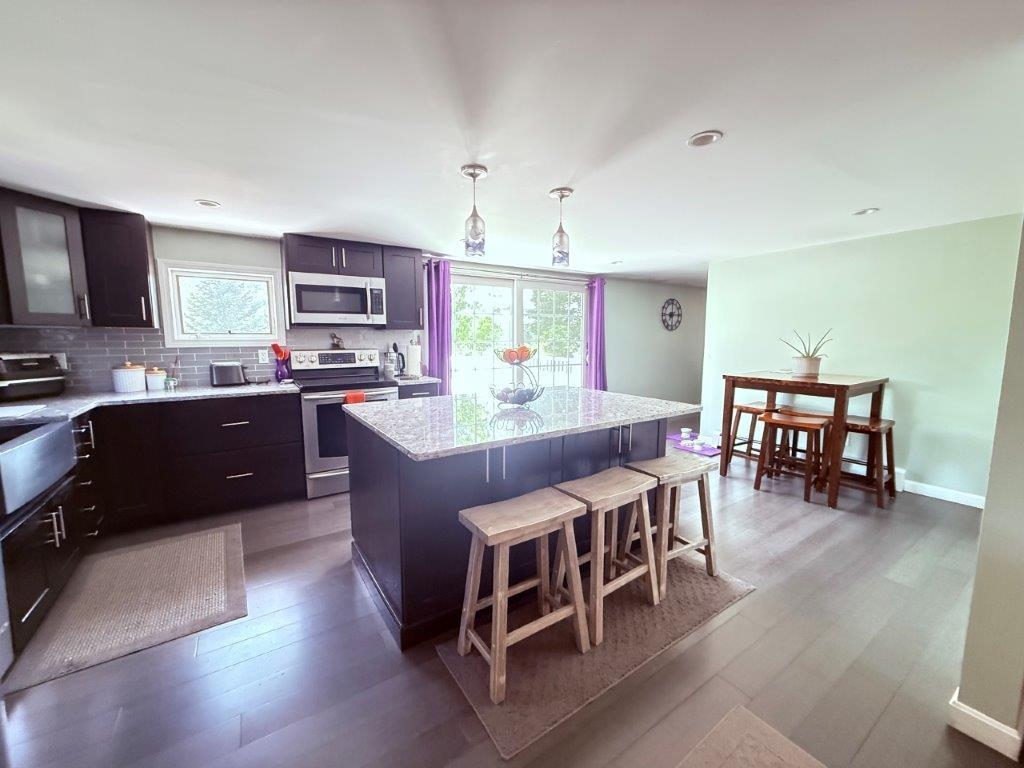 Eat In Kitchen 24044032