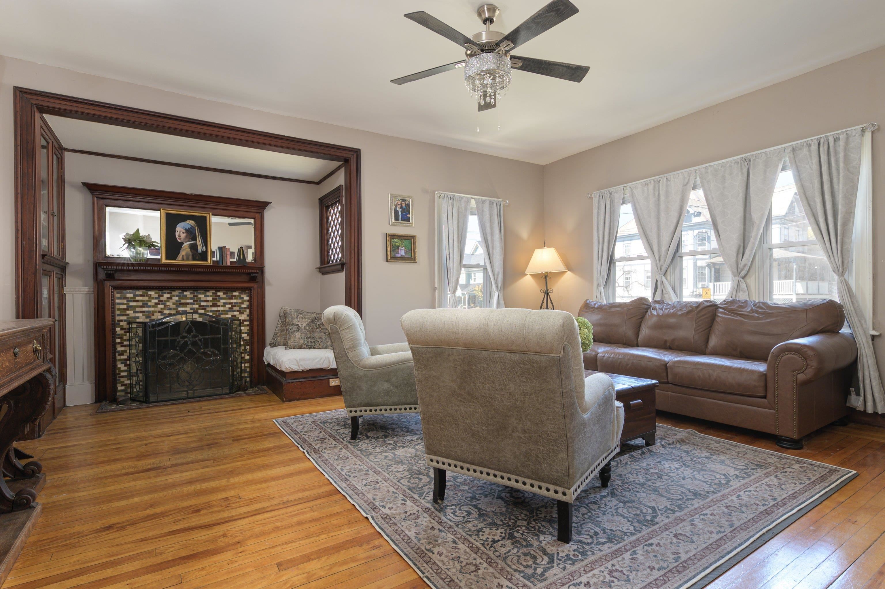 MAYBE A GROUP CHAT IN THE PARLOR....