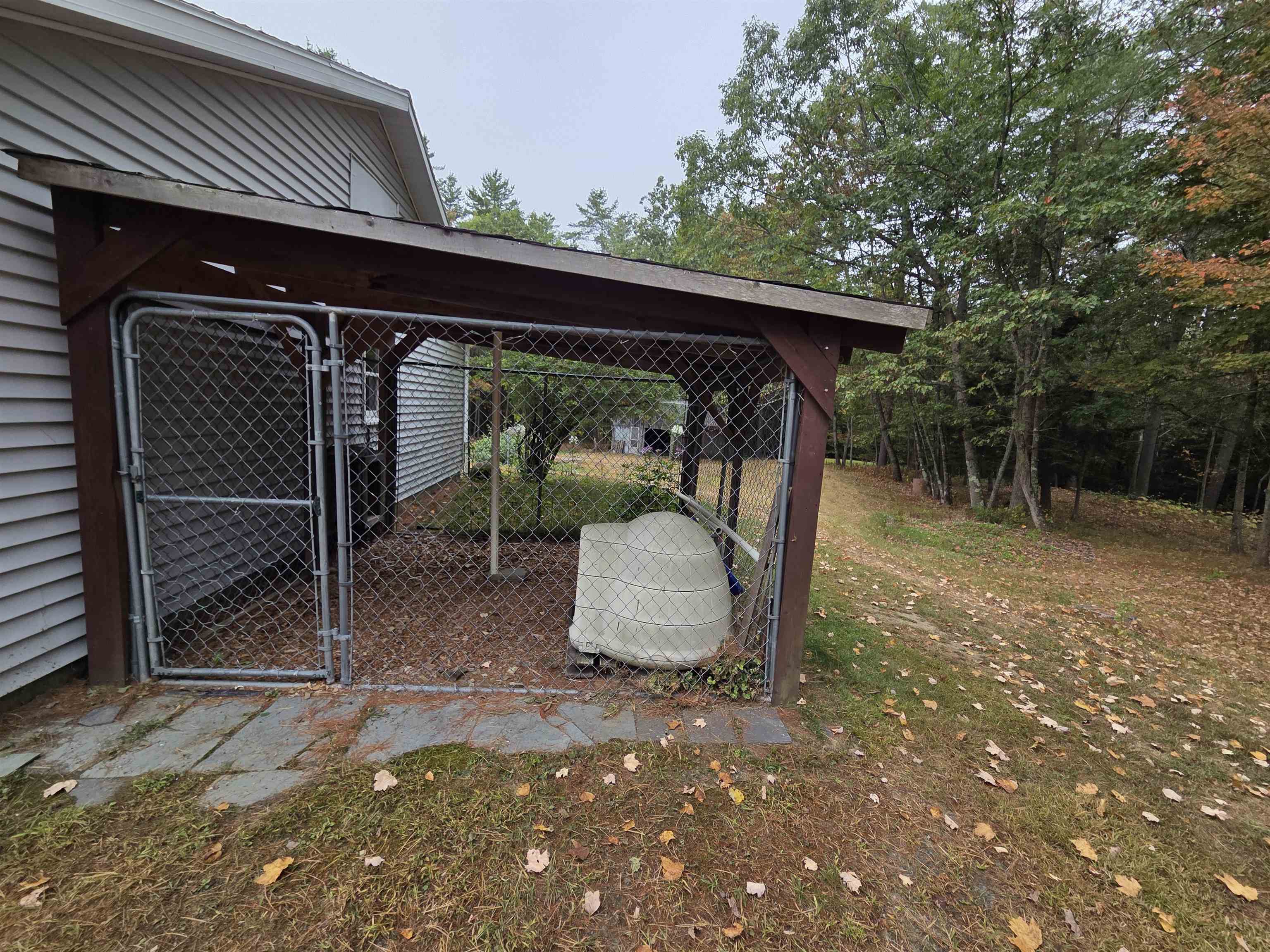 Dog Pen/Accessable To Garage