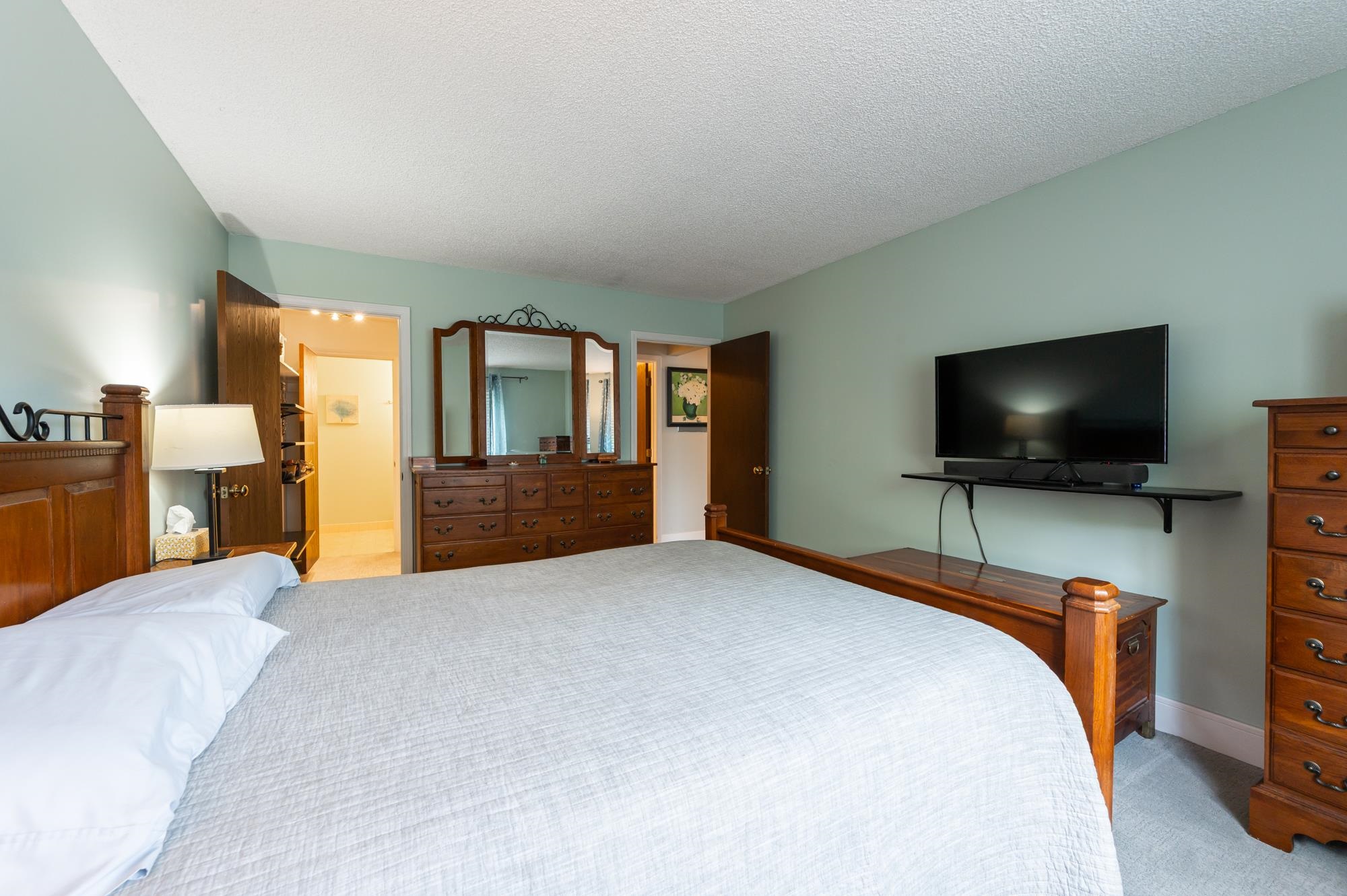 19 Country Club Dr, Manchester, NH 03102