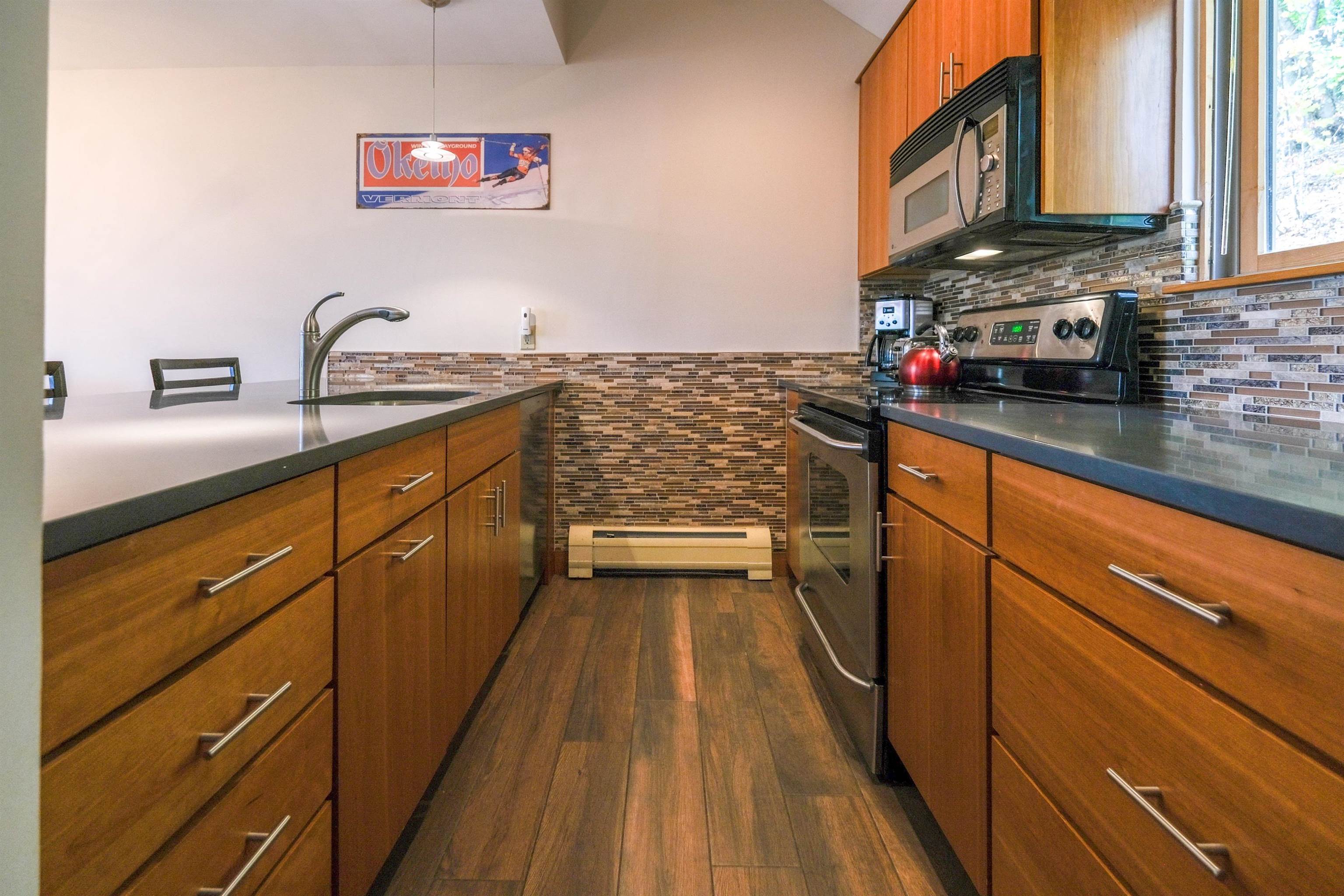 Nicely appointed kitchen 24099184