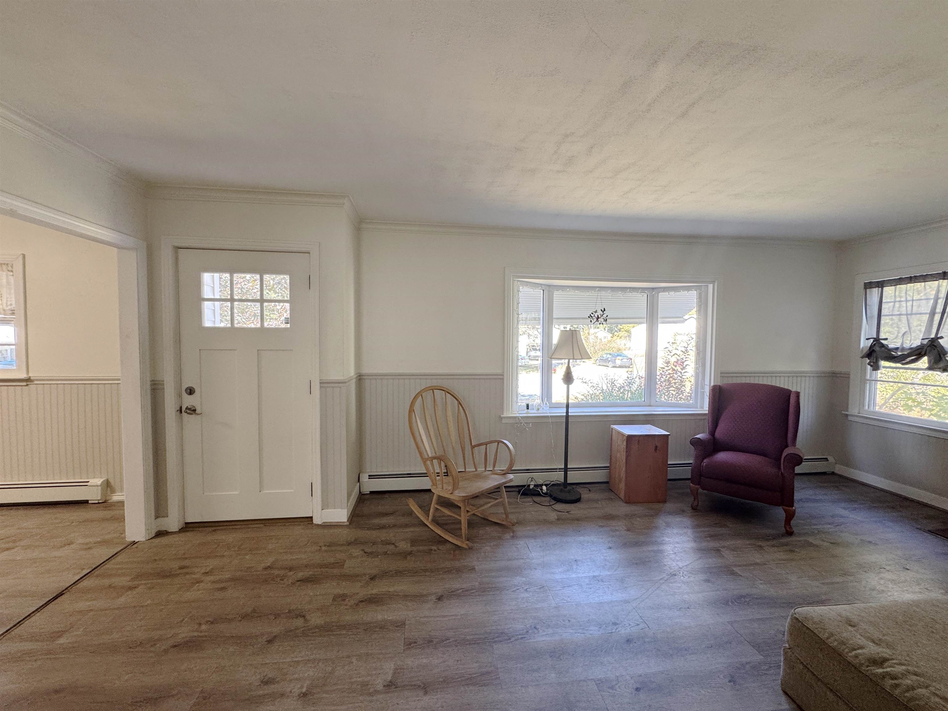 Beautiful bay window overlooking the front yard 24130313
