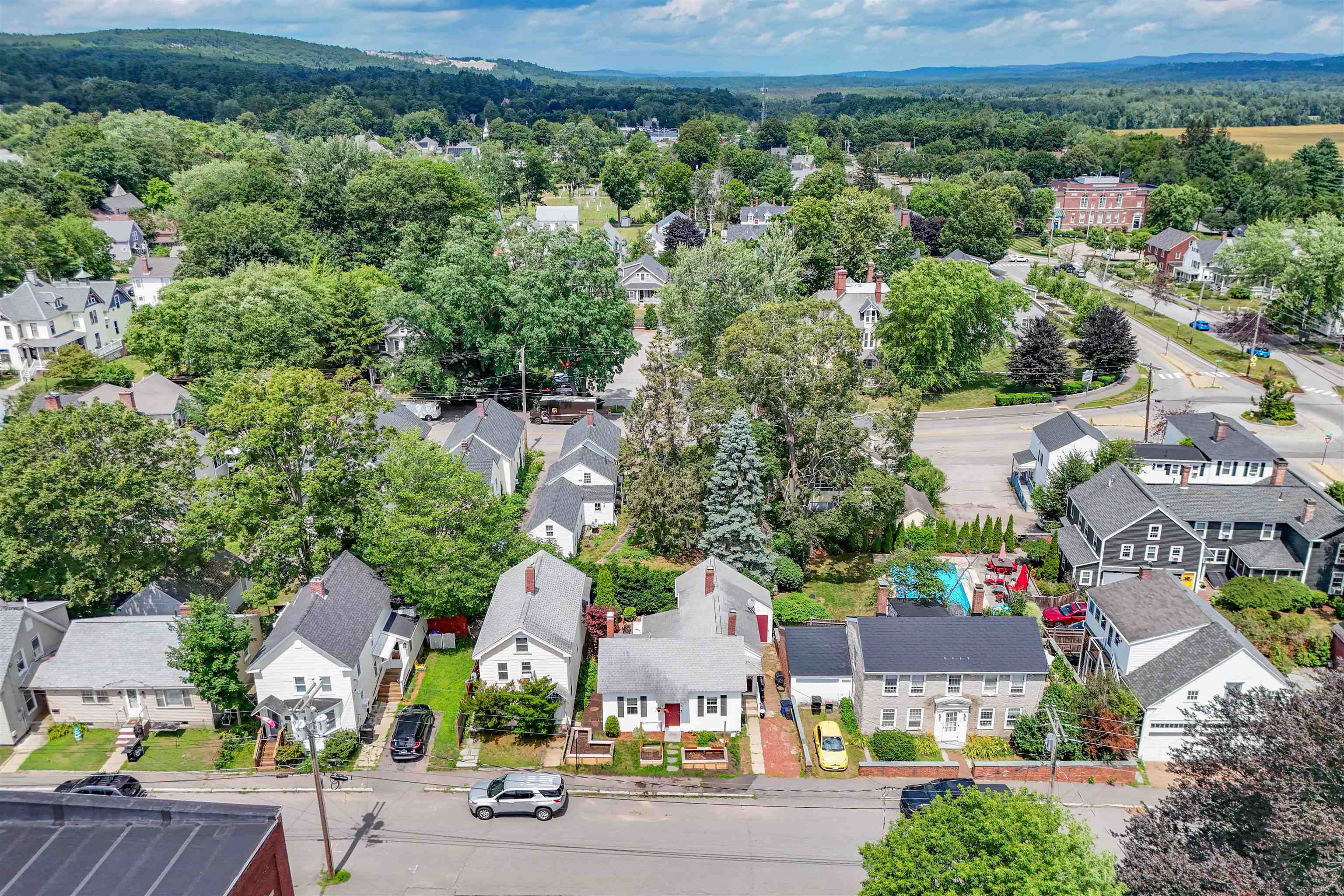 Close to MAIN ST & White Park!