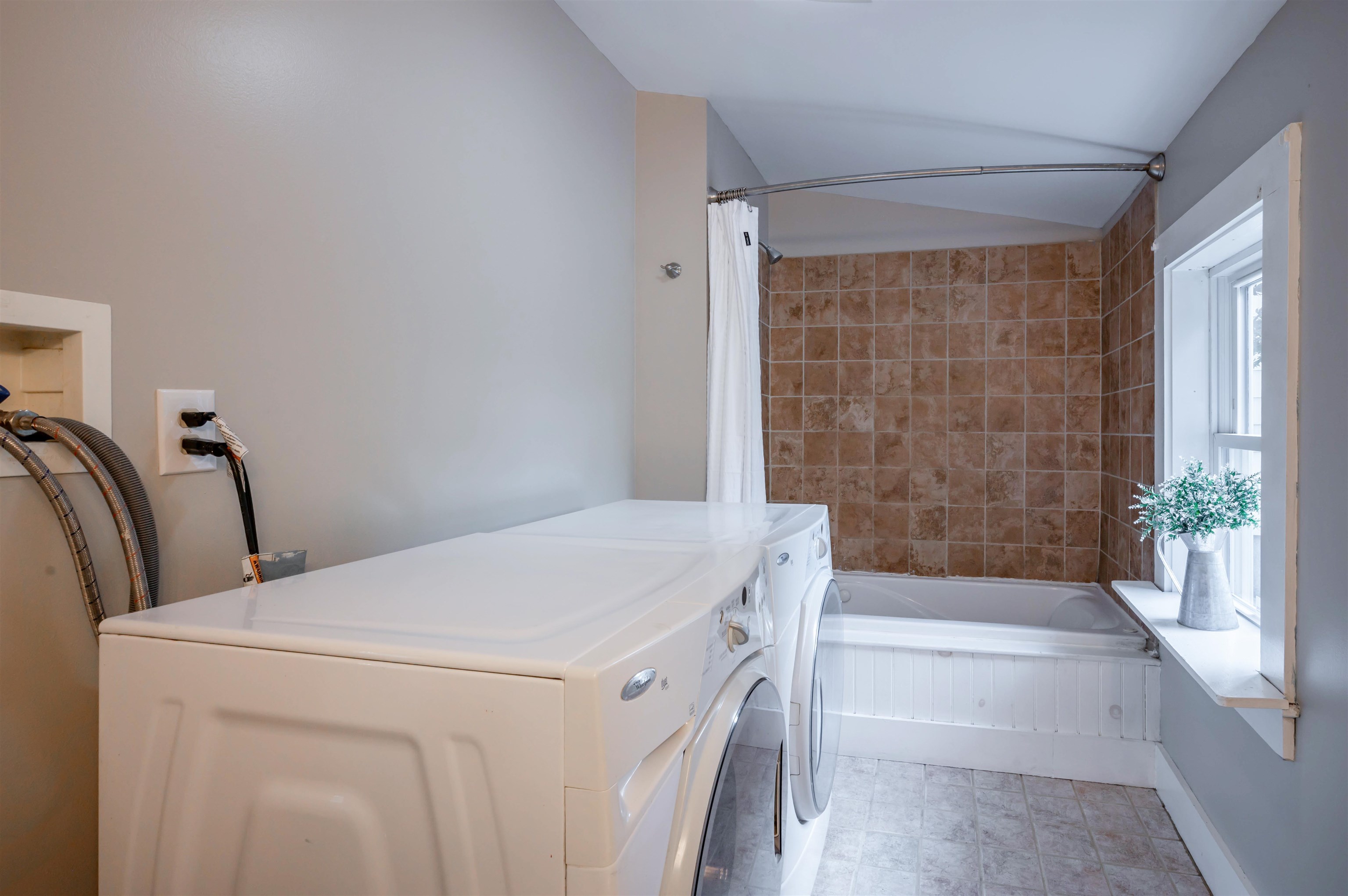 Laundry & Jetted Tub