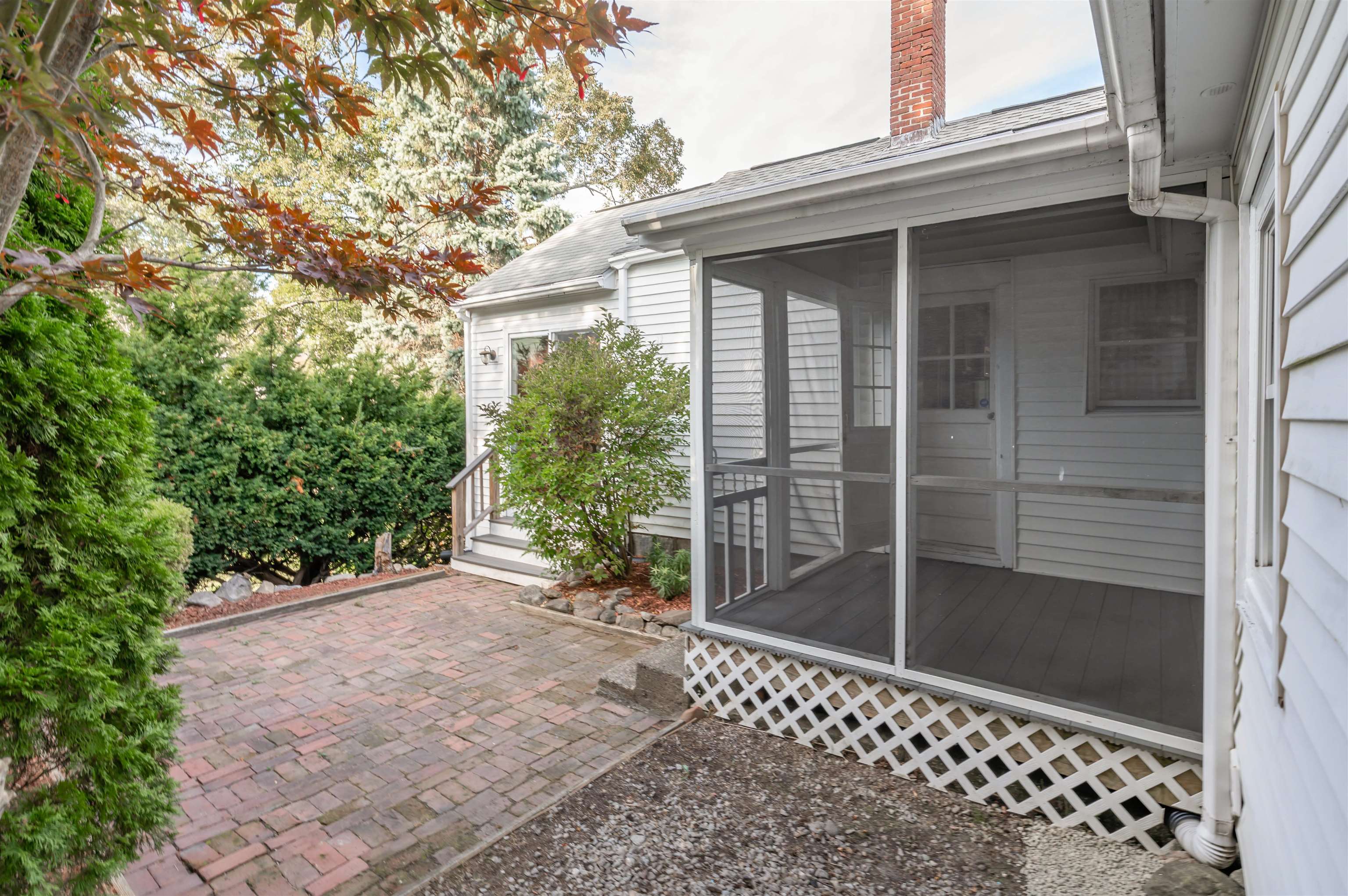 Screen Porch & Patio Area