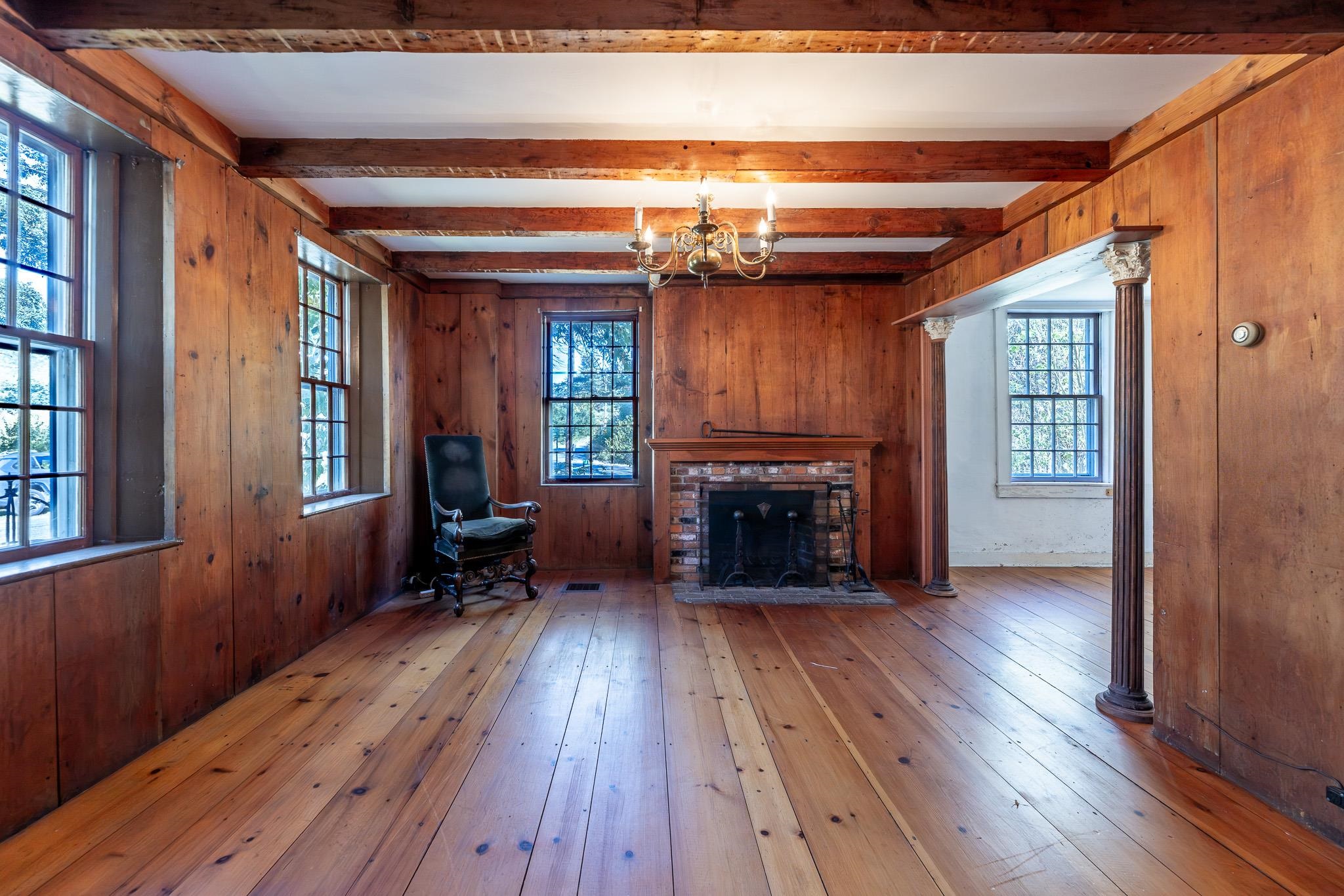 Front parlor 24151972