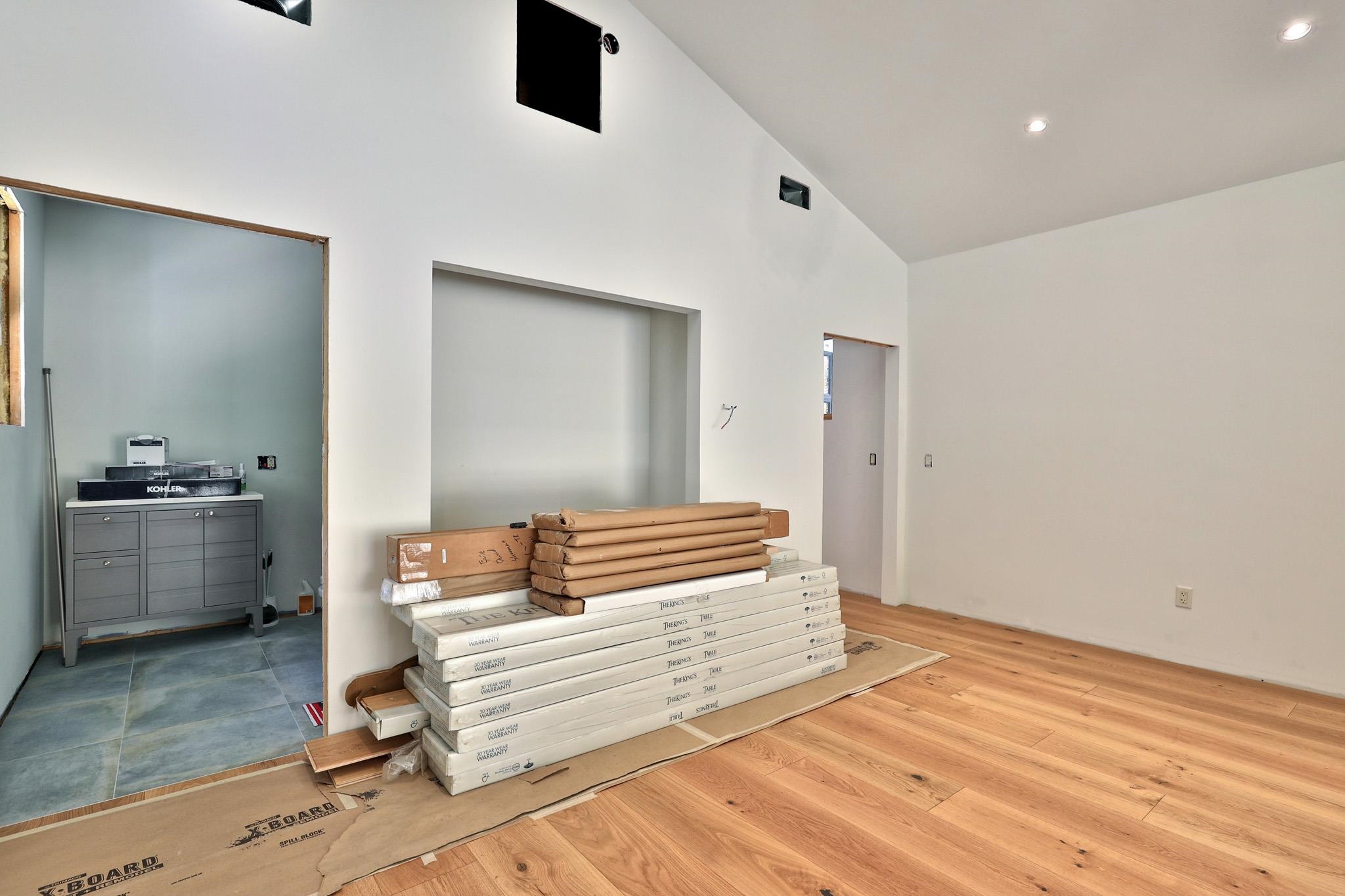 Guest room with private bath 24147228