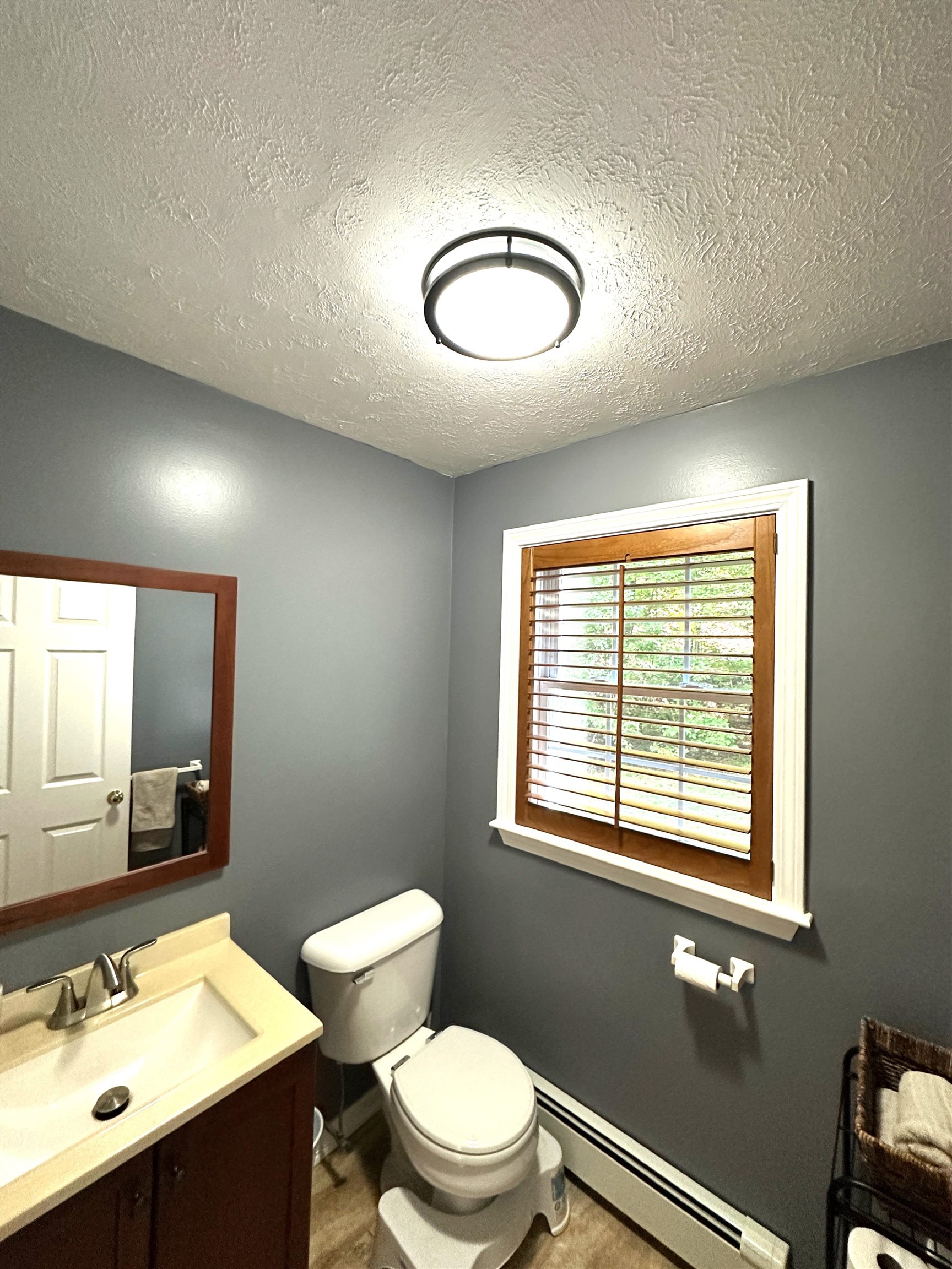 1st floor 1/2 bathroom