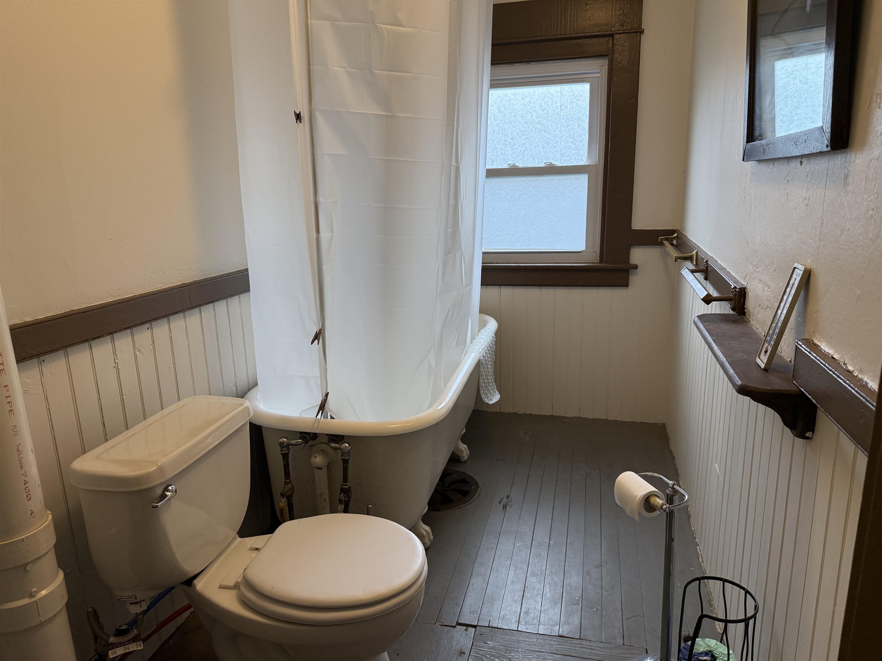 Full Bathroom on Second Floor 24268947