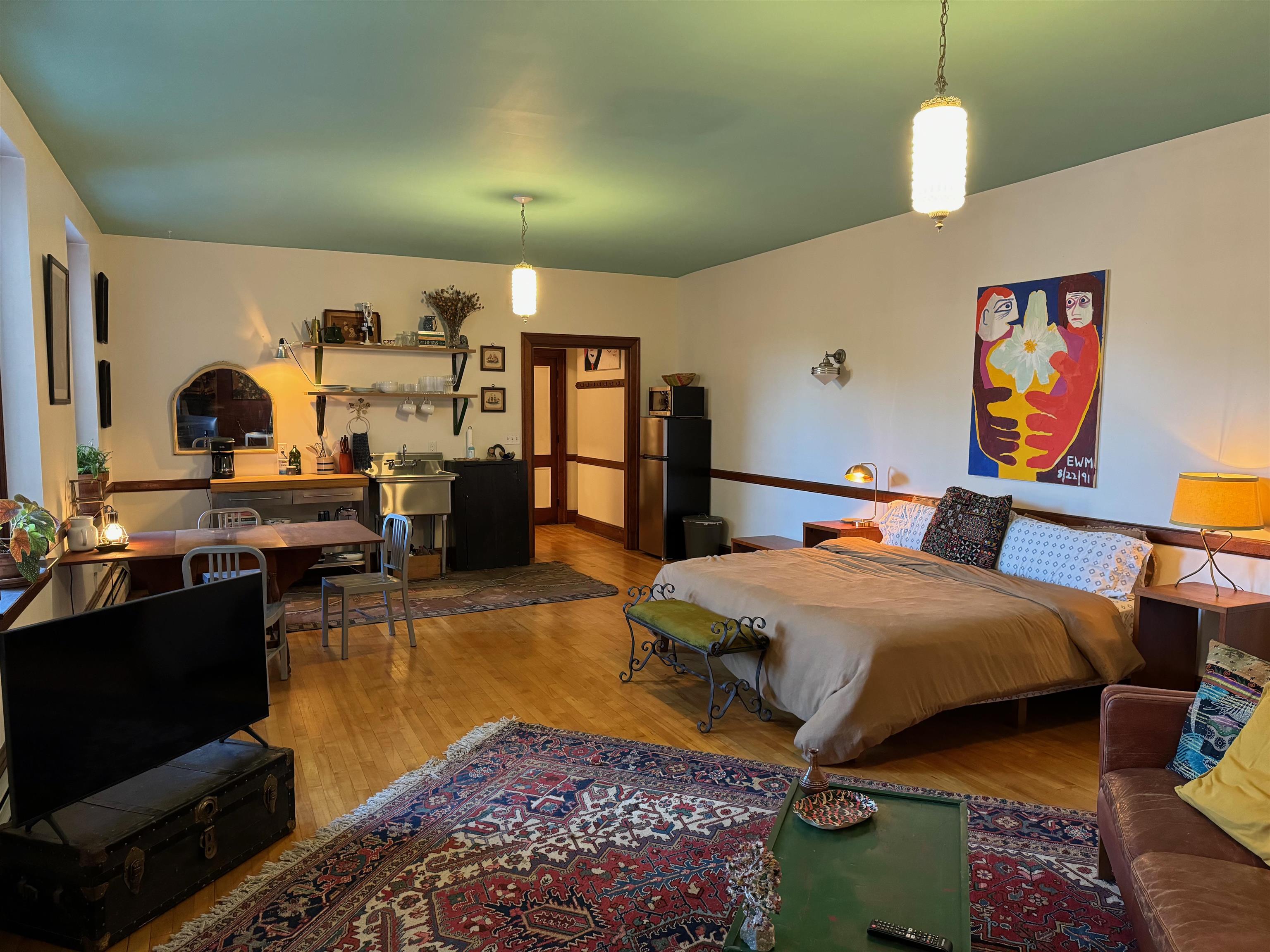 Spacious studio airbnb 1 of 3