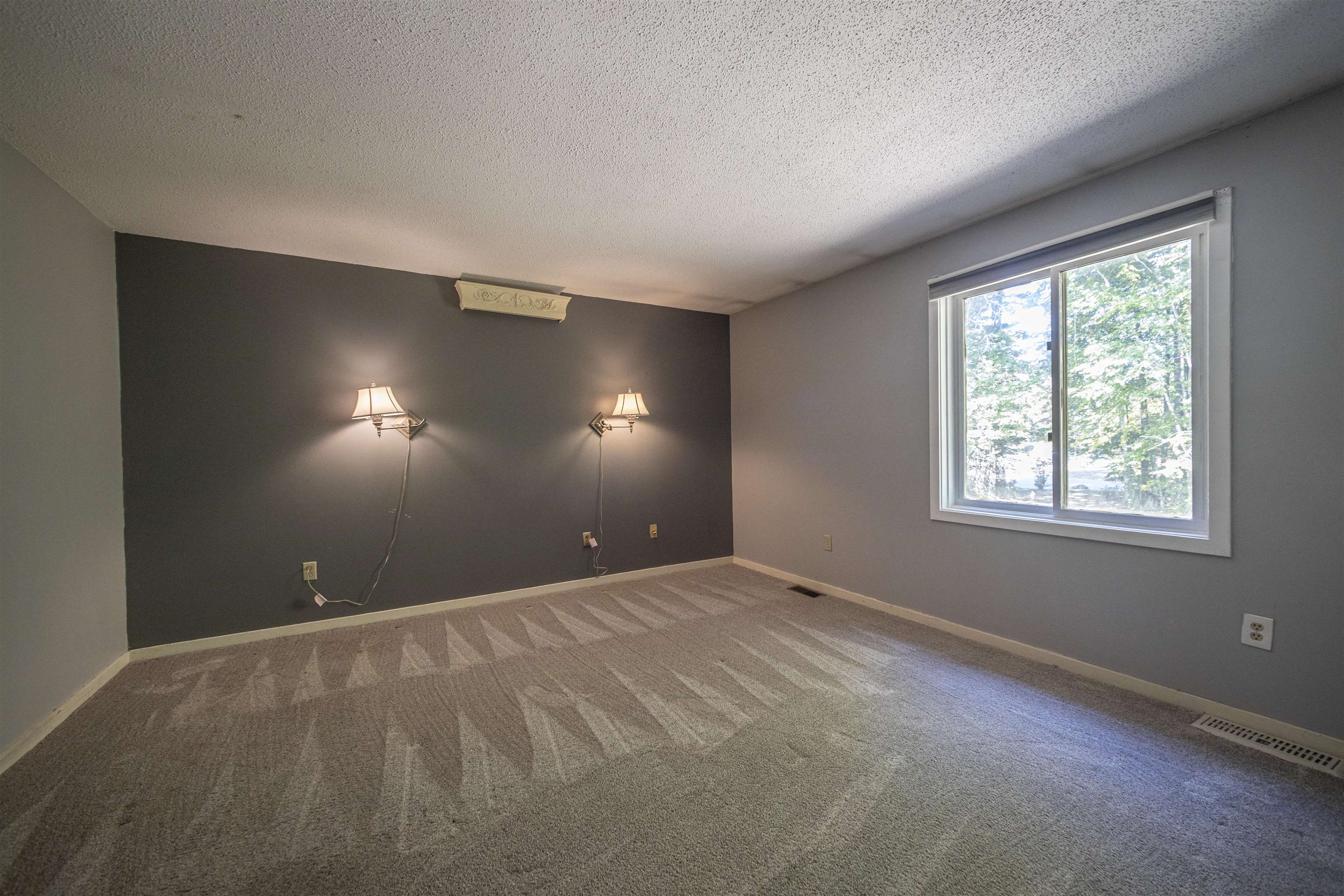 50 Thornhill Rd, Stratham, NH 03885