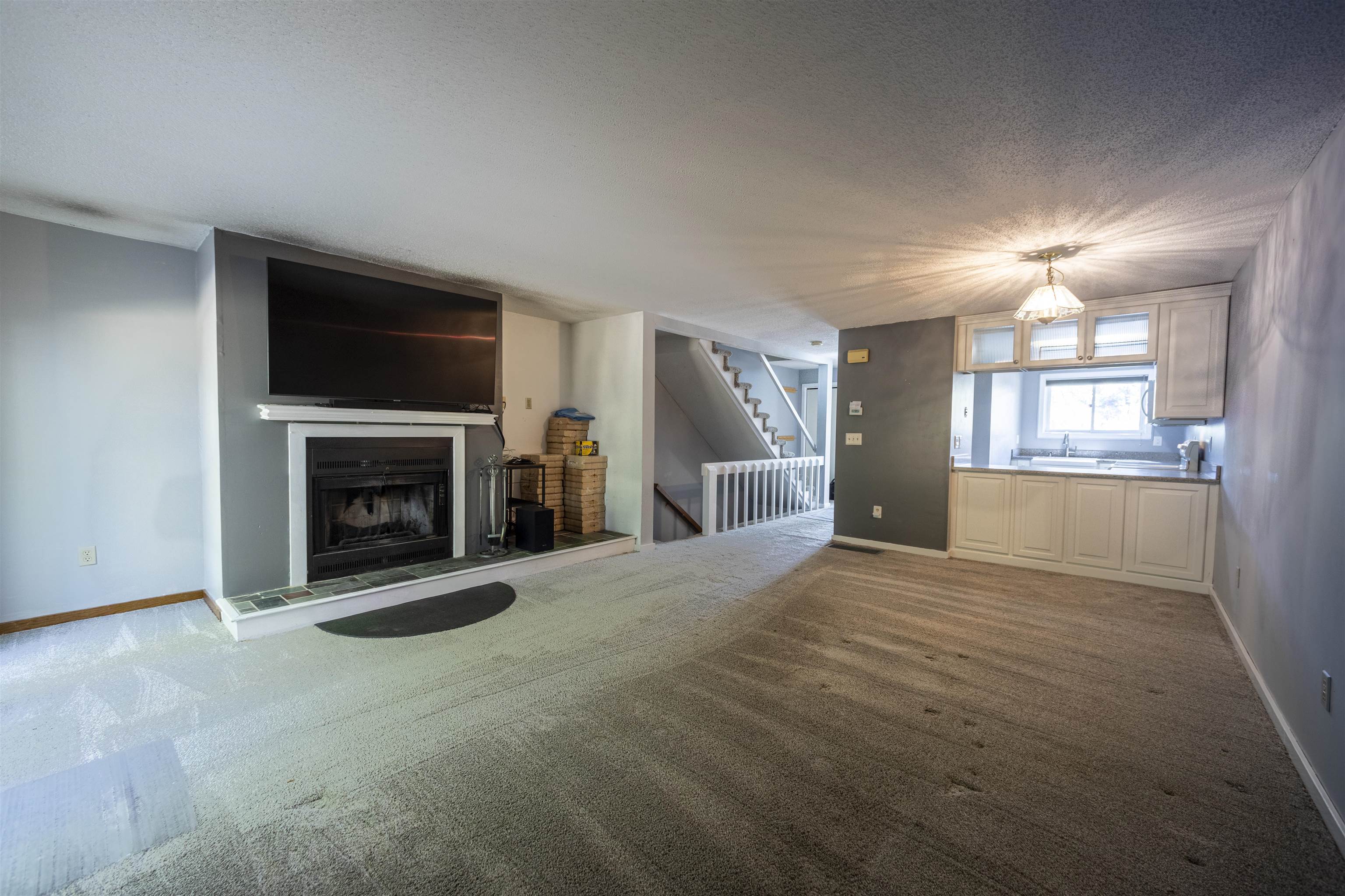 50 Thornhill Rd, Stratham, NH 03885