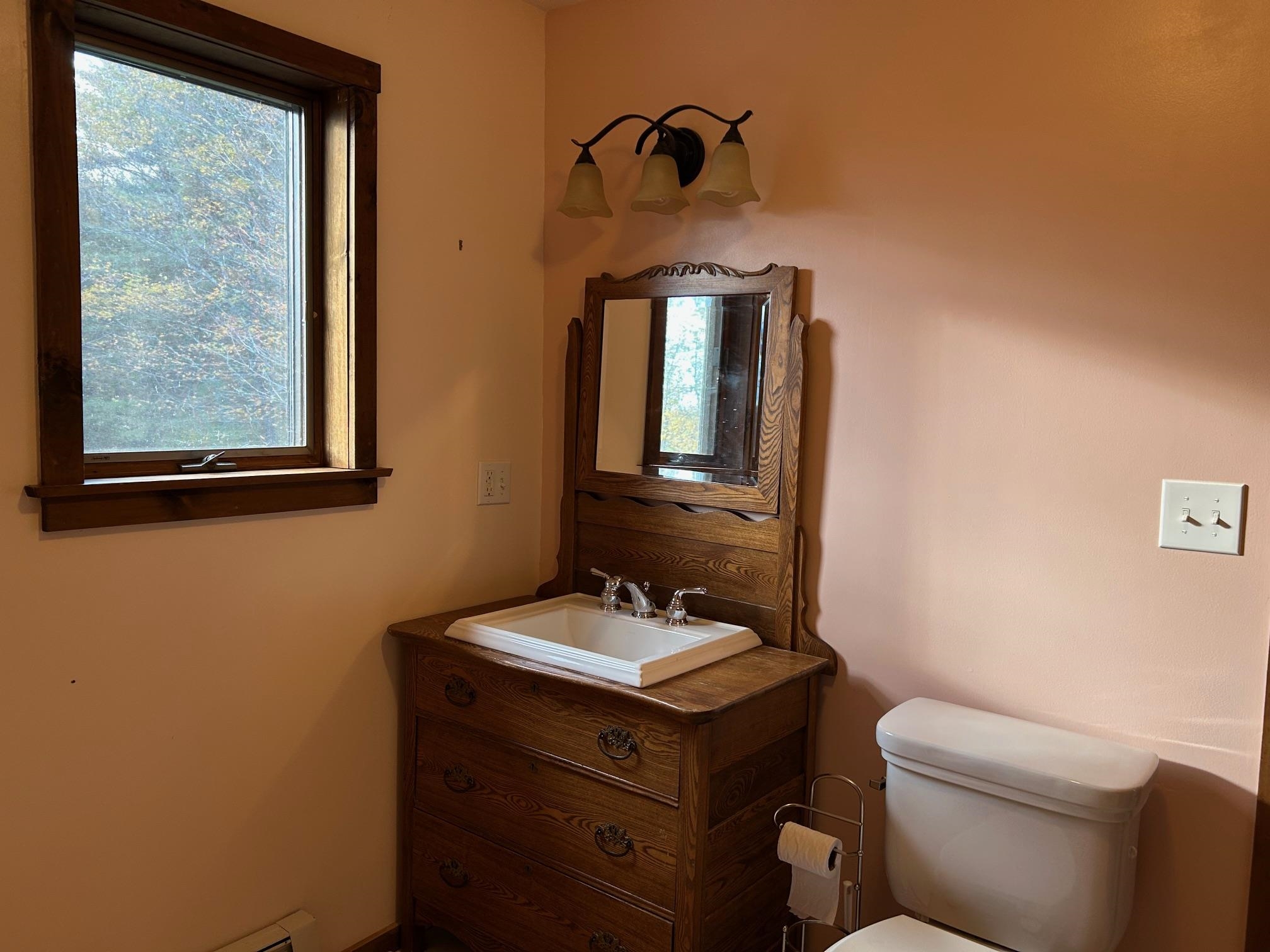 Upstairs bath (view 1) 24200820