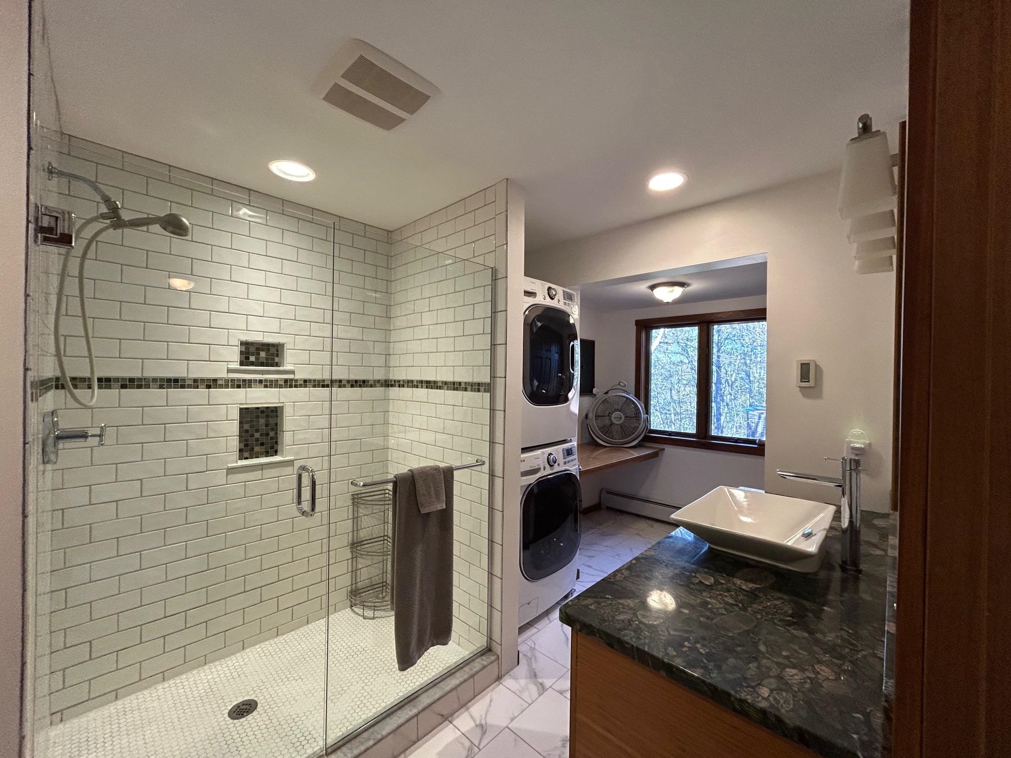 Ensuite with laundry 24222107