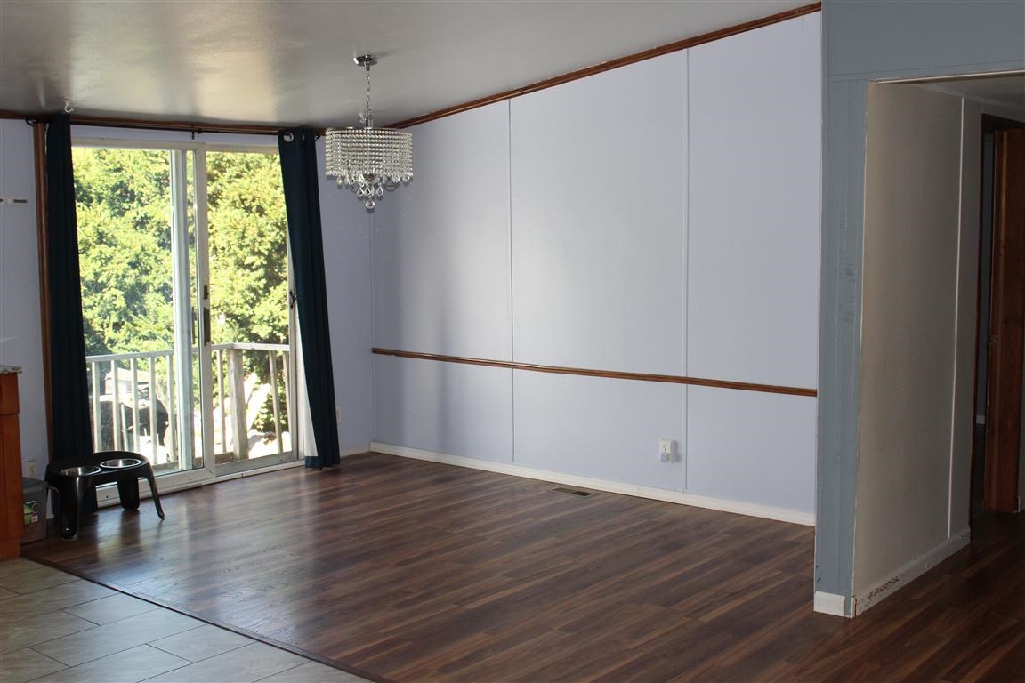 Dining Area w/sliding door 24205250