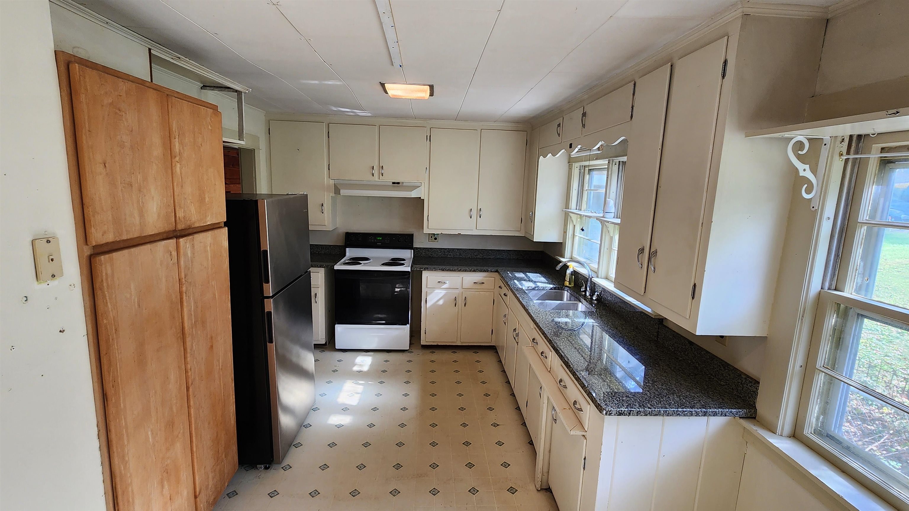 45 Chase St, Claremont, NH 03743