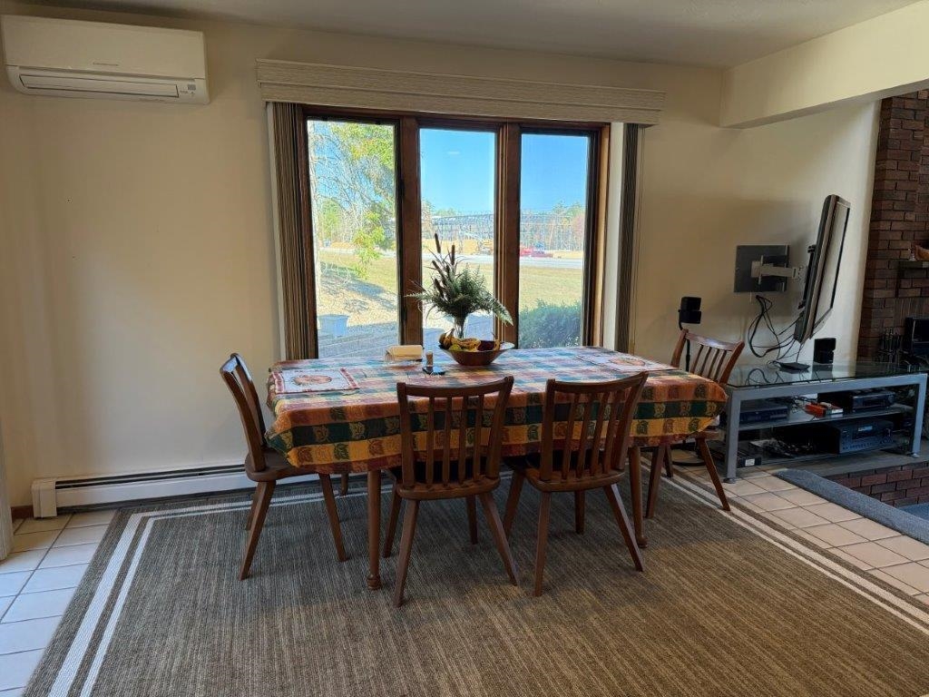 Kitchen/Dining Area 24228784
